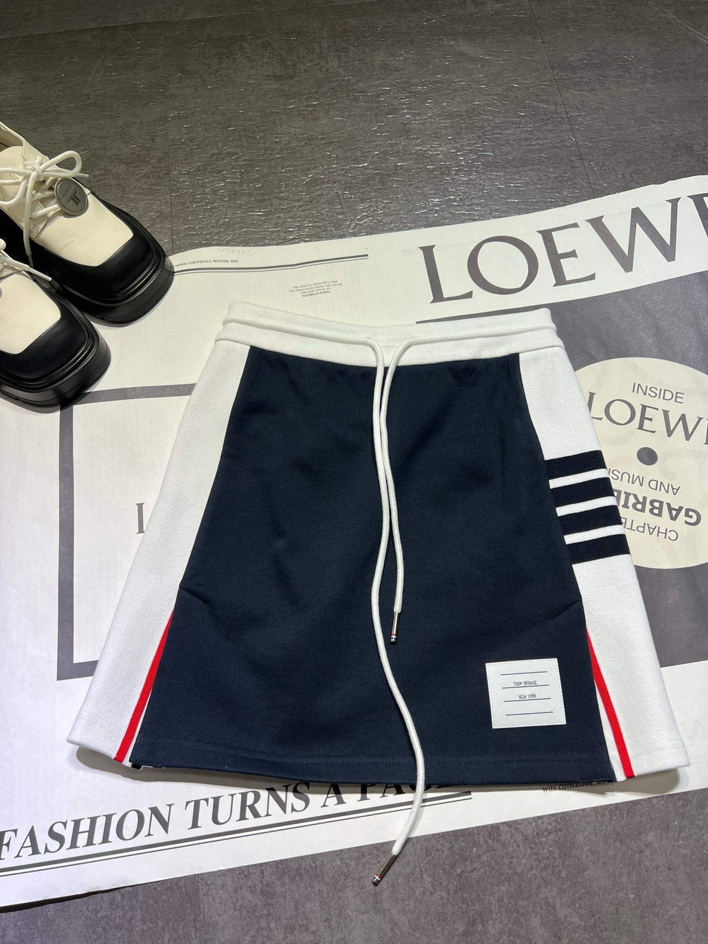 “THOM BROWN Women’s Clothing: Classic Striped Zipper Chain Miniskirts and Customized Originals” - 图片 3