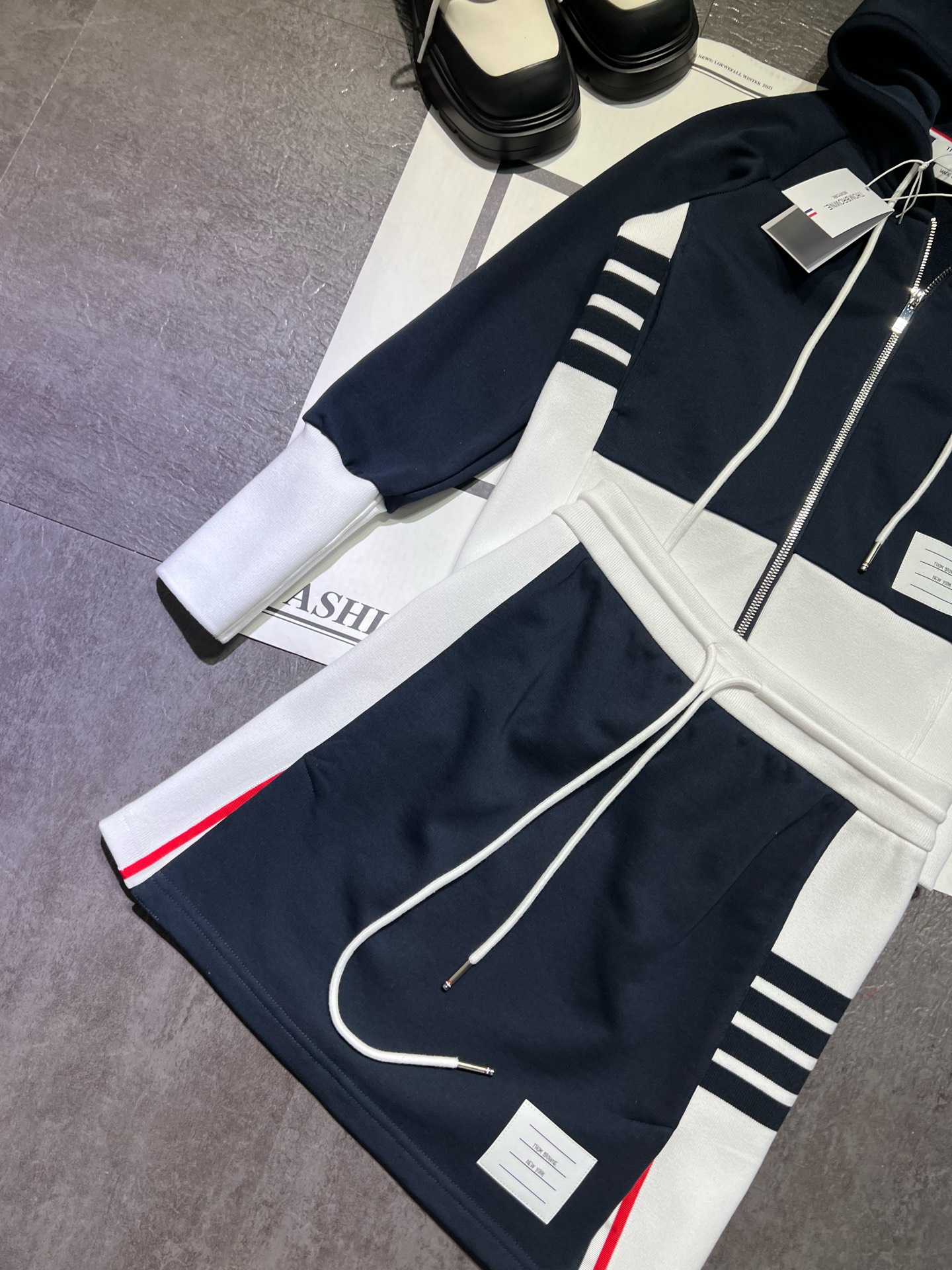“THOM BROWN Women’s Clothing: Classic Striped Zipper Chain Miniskirts and Customized Originals” - 图片 4