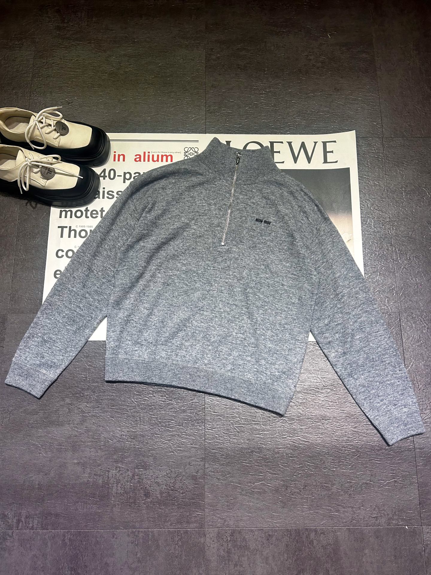 NO:638789,Miumi*26 new early spring logo double zipper lapel knitted cardigan, Yb customized ultra-fine wool, soft, delicate and comfortable without scratching the skin, fashionable and age-reducing, the upper body has a Nordic retro feel, easy to handle for commuting and daily life, monochrome SML, Miumiu-clothing, miumiu, alexander wang19860909Miumi*26早春新款logo双拉链翻领针织开衫, Yb定制超细羊毛 软糯细腻舒适不扎肤 时髦减龄 上身自带北欧复古感 通勤与日常都能轻松拿捏,单色SML,缪缪-服装,miumiu,alexander wang,Women's clothing