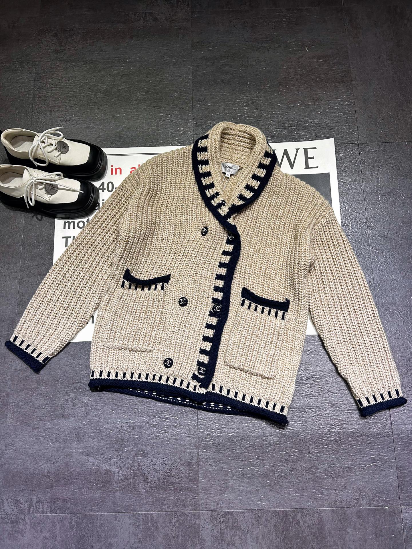 NO:638787,CHANE+ Zhonggu Xiaoxiang's new sheep felt snowmelt double-breasted jacket features retro contrasting design, off-white + black trim, elegant and textured. Thick needle knitting technology, thick and warm, perfect for autumn and winter!  Double-breasted + lapels, full of details, practical and fashionable. Loose fit, comfortable and not flattering on your figure, you can easily create a retro atmosphere with jeans or skirts, monochrome SML, Chanel-clothing, chanel, chanel, skirts, jeans, jackets & coats, alexander wang19860909CHANE+中古小香新款羊毡融雪双排扣外套,主打复古撞色设计,米白+黑色边饰,优雅又有质感.粗针针织工艺,厚实保暖,秋冬穿超合适！双排扣+翻领,细节满分,实用又时髦.宽松版型,舒适不挑身材,搭牛仔裤或半裙都能轻松打造复古氛围感,单色SML,香奈儿-服装,chanel,chanel,skirts,jeans,jackets & coats,alexander wang,Women's clothing