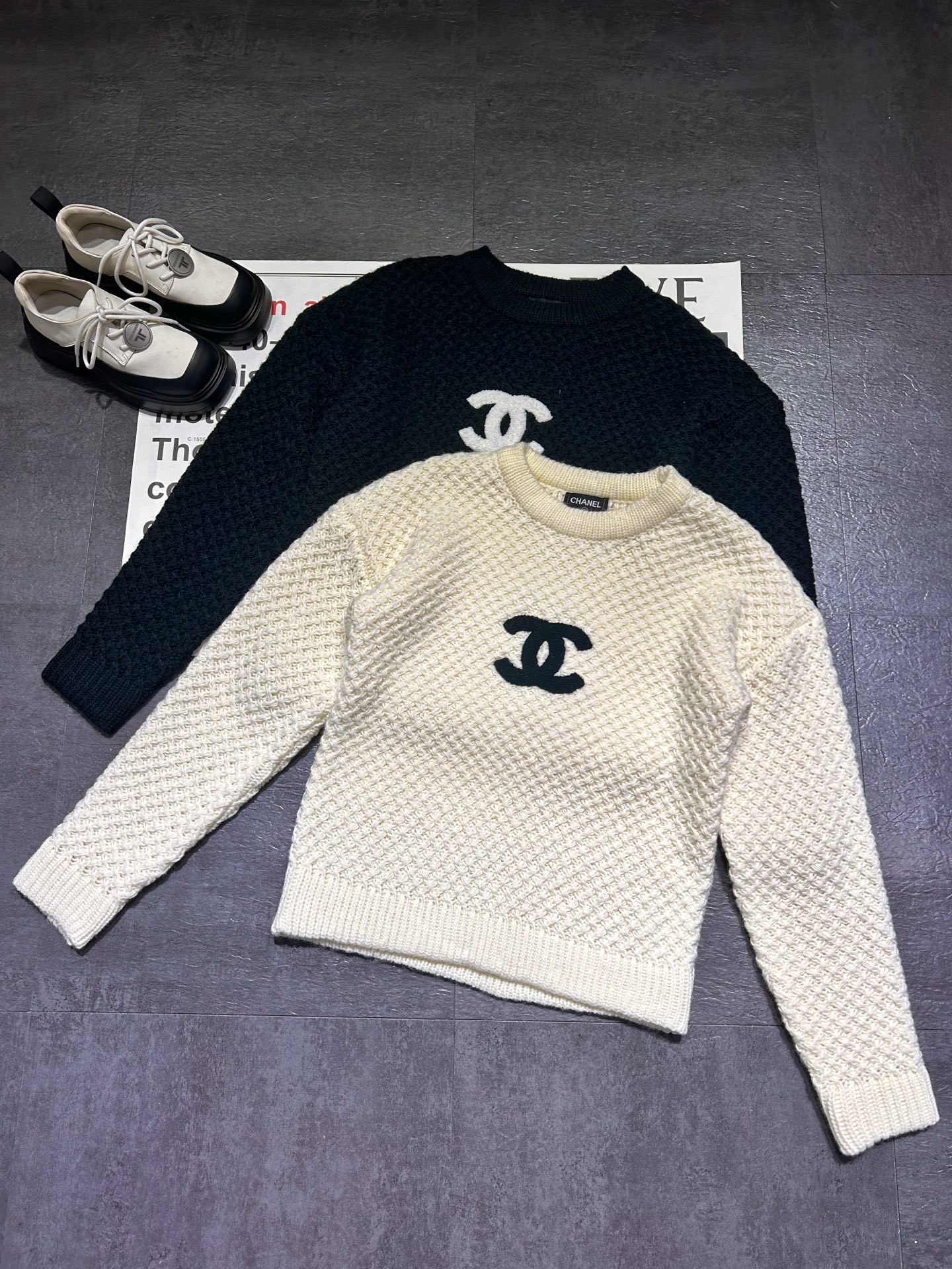 NO:638785,CHANE* Medieval fragrance thick knitted sweater, classic white + double C logo, simple and highly recognizable!  Loose fit, lazy and casual, super comfortable to wear in autumn and winter. The fabric is soft and delicate, with perfect warmth retention. It goes well with jeans or skirts. Multiple sizes are available to meet the needs of different body shapes, fashionable and practical!  Two-color SML,Chanel-clothing,chanel,chanel,skirts,jeans,sweaters,alexander wang19860909CHANE*中古小香 粗针织毛衣,经典白色+双C标志,简约又超有辨识度！宽松版型,慵懒随性,秋冬穿超舒服.面料柔软细腻,保暖力满分,搭牛仔裤或半裙都很出彩.多尺码可选,满足不同身材需求,时髦又实用！两色SML,香奈儿-服装,chanel,chanel,skirts,jeans,sweaters,alexander wang,Women's clothing