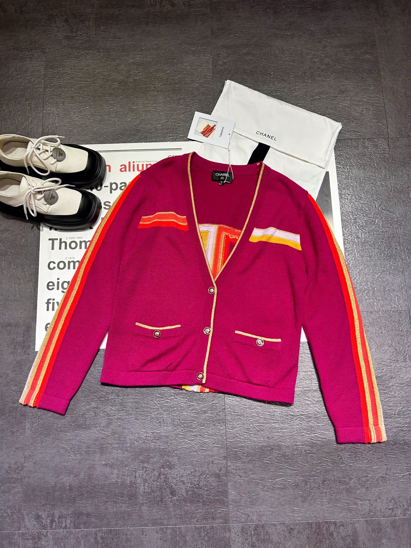 NO:638774,CHANE*26C early spring new style purple knitted cardigan, soft and comfortable, with colorful stripes on the collar and cuffs, full of vitality. There are two decorative pockets on the front, with exquisite metal button details. The overall style is casual and elegant, and it looks great with trousers or skirts of the same color, easily creating a sense of luxury. It is warm and fashionable to wear in autumn and winter, SML, Chanel-clothing, chanel, chanel, skirts, alexander wang19860909CHANE*26C早春新款 紫红色针织开衫,柔软舒适,衣领和袖口点缀彩色条纹,活力满满.正面有两个装饰口袋,金属纽扣细节精致.整体休闲优雅,搭配同色系裤装或裙装都很出彩,轻松打造高级感.秋冬季节穿着既保暖又时髦,SML,香奈儿-服装,chanel,chanel,skirts,alexander wang,Women's clothing