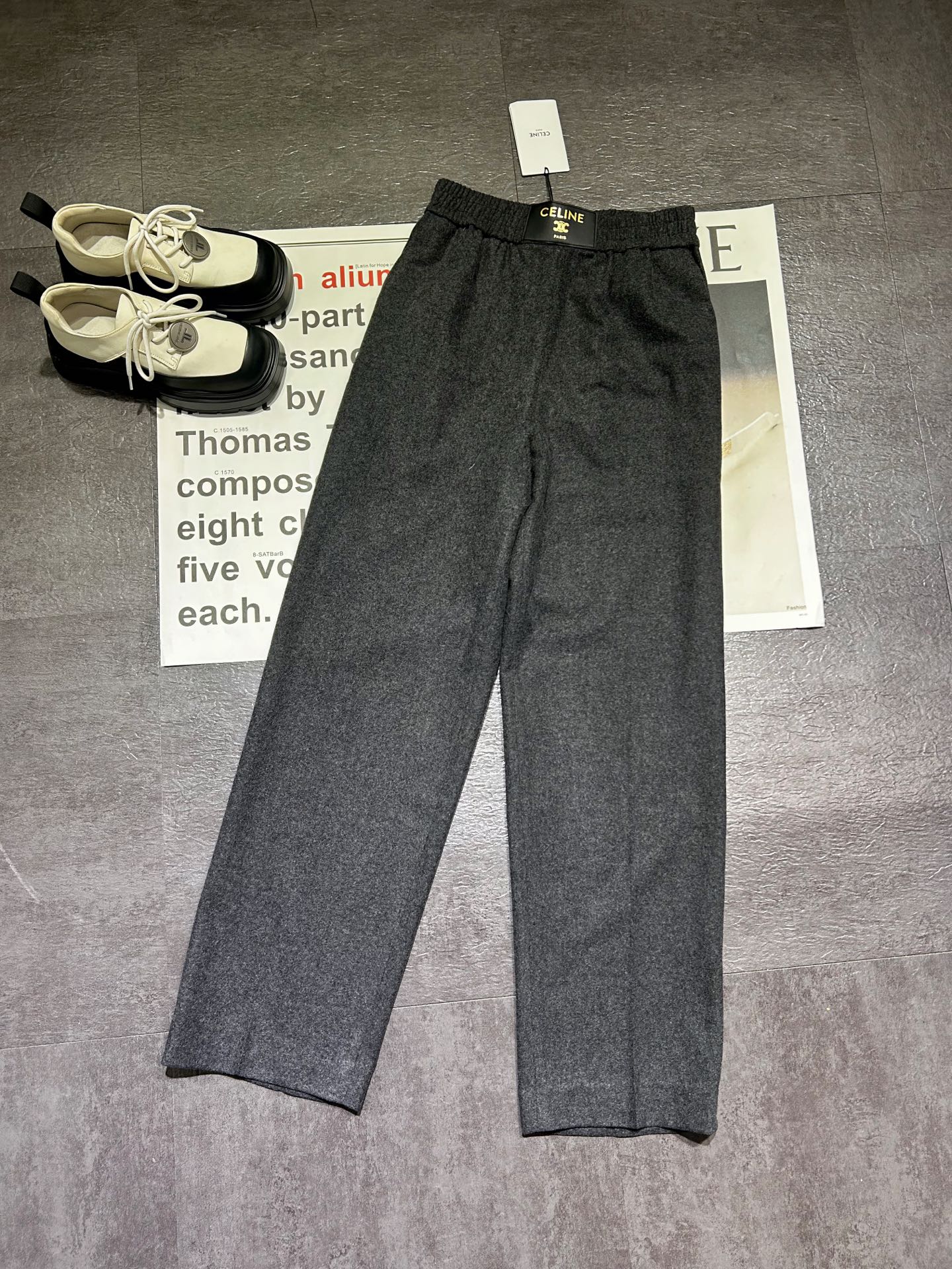 NO:638775,Celin* Celin women's trousers dark gray flannel loose casual pants 2026 spring new style, model upper body denim jacket is also available, super good fit, pants size SML, Celine-clothing, celine, celine, alexander wang19860909Celin*赛琳女装长裤深灰色法兰绒宽松休闲裤2026春季新款,模特上身牛仔衣也有出哟,版型超好,裤子尺码SML,赛琳-服装,celine,celine,alexander wang,Women's clothing