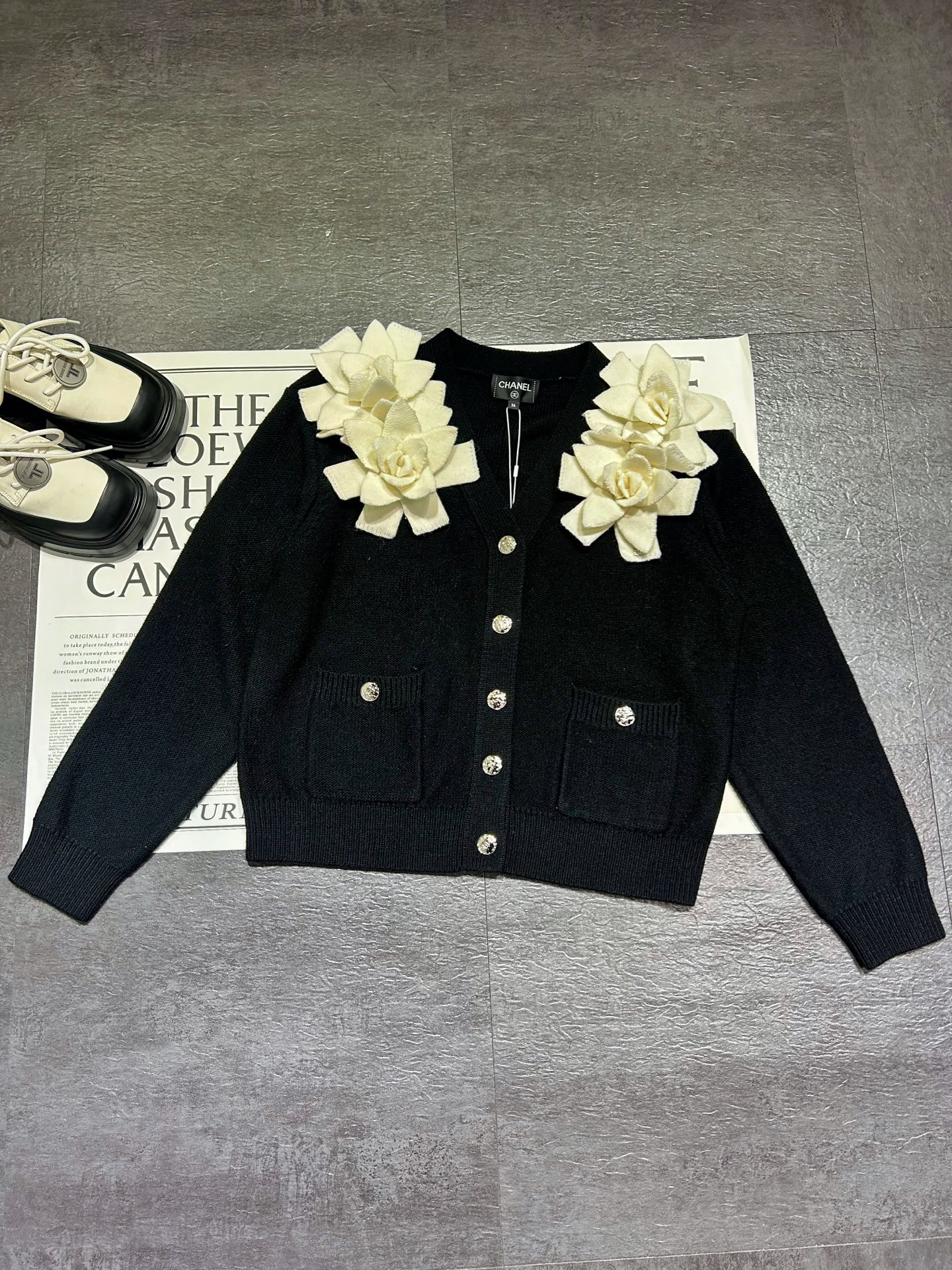 NO:639171,CHANE's latest black camellia knitted cardigan is soft and comfortable. The cream white three-dimensional camellia on the chest is super eye-catching, elegant and recognizable. The body is embellished with classic double-C metal buttons and pocket flaps, with full details. Whether worn with a skirt or trousers, you can easily wear it with a French sense of luxury, fashionable and versatile!  SML,Chanel-clothing,chanel,chanel,skirts,alexander wang19860909CHANE*新款黑色山茶花针织开衫,柔软舒适,胸前奶油白立体山茶花超吸睛,优雅又有辨识度.衣身点缀经典双C金属纽扣和口袋盖,细节满分.无论搭裙装还是裤装,都能轻松穿出法式高级感,时髦又百搭！SML,香奈儿-服装,chanel,chanel,skirts,alexander wang,Women's clothing