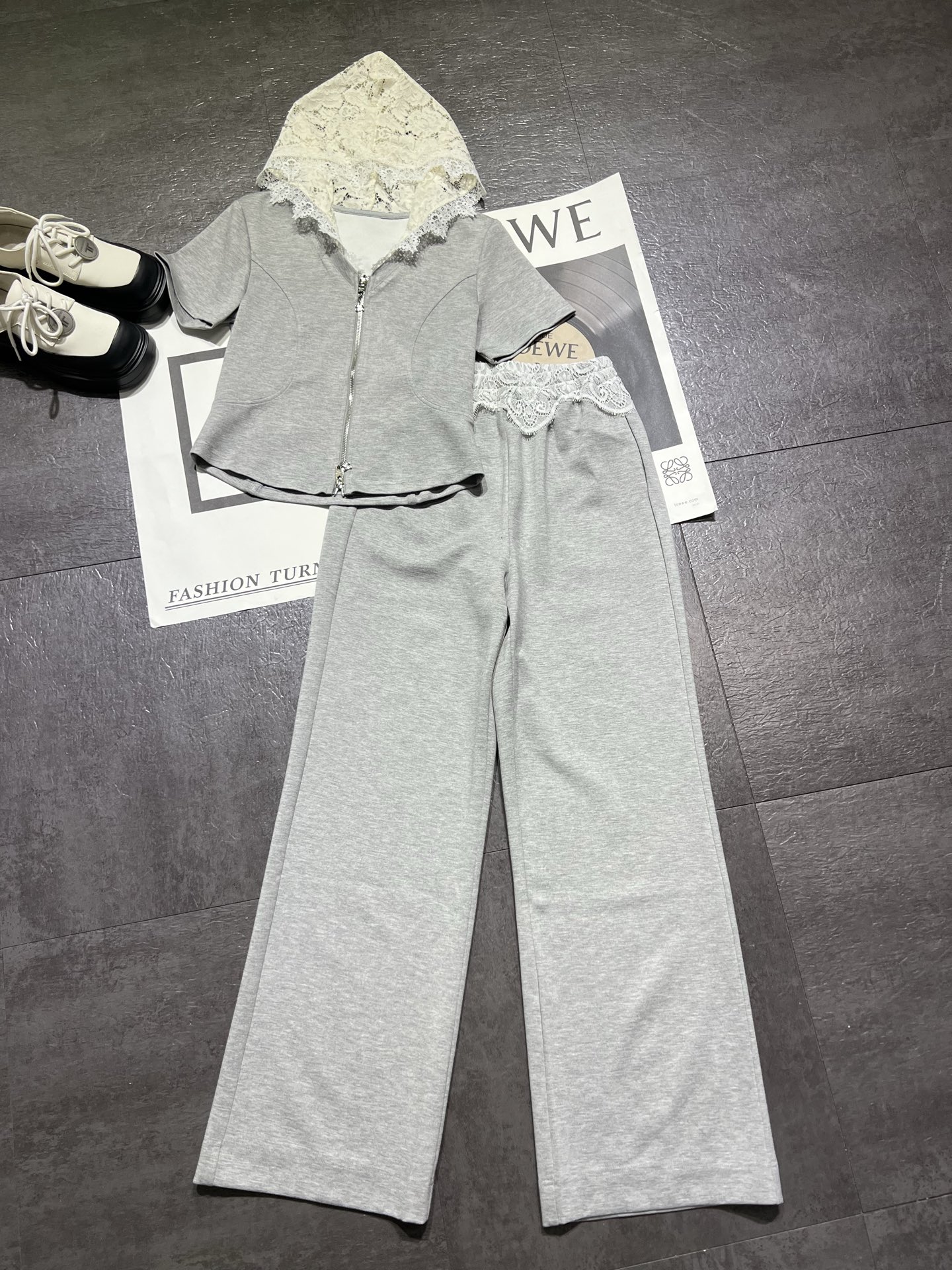 NO:710884,/ Celi* lace splicing suit is shipped, a must-have, no need to wear it, you can get it in one set, super good fit, not picky, made of high-end fabrics and exquisite workmanship, very valuable once you get it, big product SML, Celi-clothing, celine, celine,19860909/套赛琳Celi*蕾丝拼接套装出货,必备款,免穿搭,一套搞定,超好版型,不挑人,采用高端面料精致做工,拿上手就狠值钱,大货SML,赛琳-服装,celine,celine,,Women's clothing