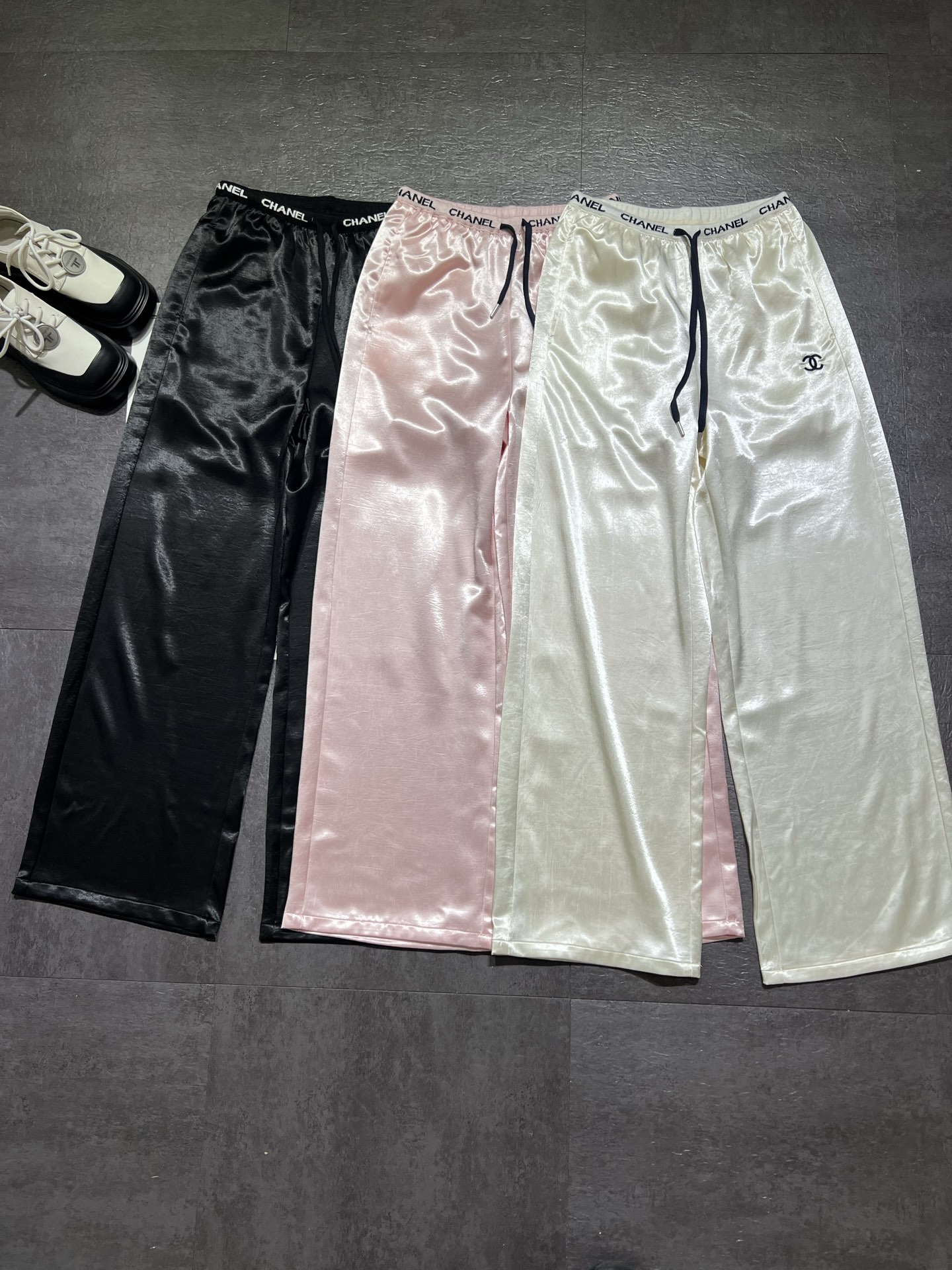 NO:721731,Popular fabric pants are shipped, spring and summer fabrics are silky and comfortable, the wide-leg version is not picky, a must-have style for everyone, super running volume, three-color SmL, Chanel-clothing, chanel,19860909爆款面料裤出货,春夏款面料丝滑舒适,阔腿版型不挑人,人手必备款,超跑量,三色SmL,香奈儿-服装,chanel,,Women's clothing