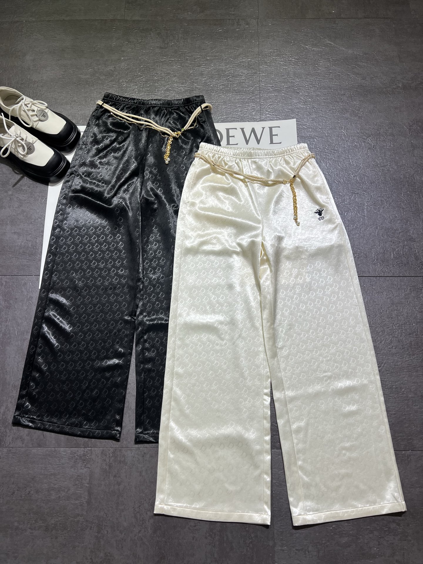 NO:721719,Popular fabric pants are shipped, spring and summer fabrics are silky and comfortable, the wide-leg version is not picky, a must-have style for everyone, super running volume, two-color SmL, Dior-clothing, dior,19860909爆款面料裤出货,春夏款面料丝滑舒适,阔腿版型不挑人,人手必备款,超跑量,两色SmL,迪奥-服装,dior,,Women's clothing