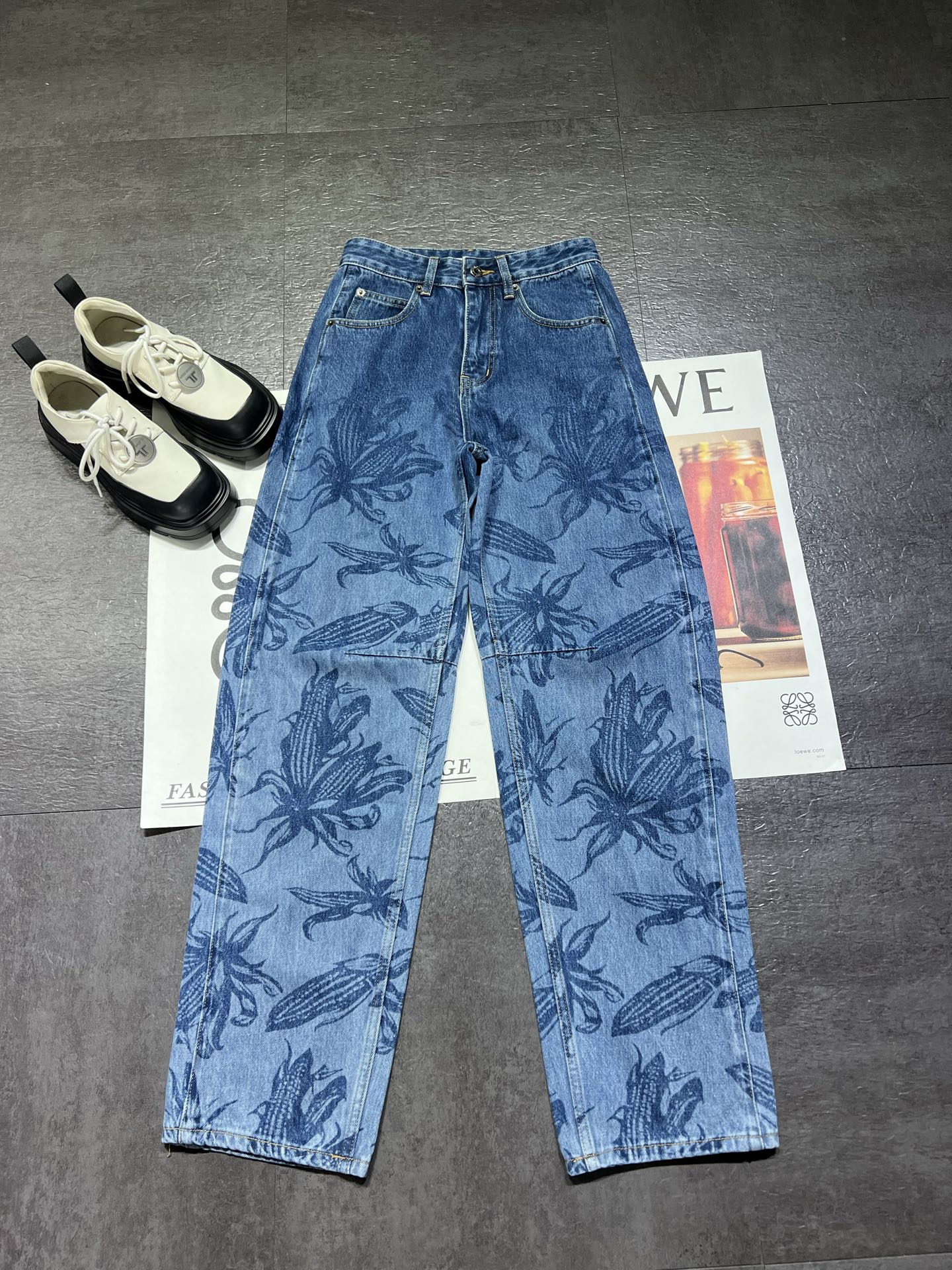 NO:864874,Loewe Loe*e 26ss women's denim tapered jeans are shipped, customized fabric, high-end version, the pants shape is super good, another day of loving Loewe, big goods SML, Loewe-clothing, loewe, loewe, jeans,19860909罗意威 Loe*e 26ss女士单宁布锥形牛仔裤出货,定制面料,高端版本,裤型超好,又是爱罗意威的一天,大货SML,罗意威-服装,loewe,loewe,jeans,,Women's clothing