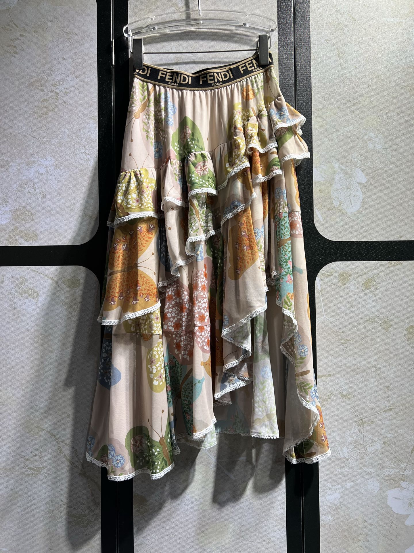 NO:822850,Fend* 26ss new spring and summer multi-color flower and butterfly print skirt | Exclusively developed by yb!  Top quality production!  With beige mesh as the base, the colorful spring garden is brought into the body of the garment. The soft macaron tones outline the blooming flowers and smart butterflies. The three-layer irregular skirt is cut and spliced, fresh and playful. The strong ribbed elastic waist adapts to a variety of body shapes. The light and soft waxy mesh fabric has a texture that is skin-friendly and breathable, and can be easily paired with a vest, shirt and short sleeves. The oversized irregular skirt has a butterfly print that dances gracefully with the steps.  It is the finishing touch to unlock the sweet style of spring and summer. Available in stock S/M/L, Fendi-clothing, fendi, fendi, skirts, shirts, T-shirt,19860909Fend* 26ss春夏新款 多色花卉蝴蝶印花半身裙丨独家yb开发！顶级高版出品！以米色网纱为底,将缤纷烂漫的春日花园搬进衣身.柔和的马卡龙色调勾勒出盛放的花朵与灵动蝴蝶,三层不规则裙摆剪栽拼接 清新中透着俏皮活力.强力罗纹松紧腰适配多种身形 轻薄软糯网纱面料质感与亲肤透气性,可轻松搭配背心衬衫短袖 超大不规则裙摆蝶蝶印花随着步伐翩翩起舞灵动 是解锁春夏甜美风格的点睛之选.现货发售S/M/L,芬迪-服装,fendi,fendi,skirts,shirts,T-shirt,,Women's clothing