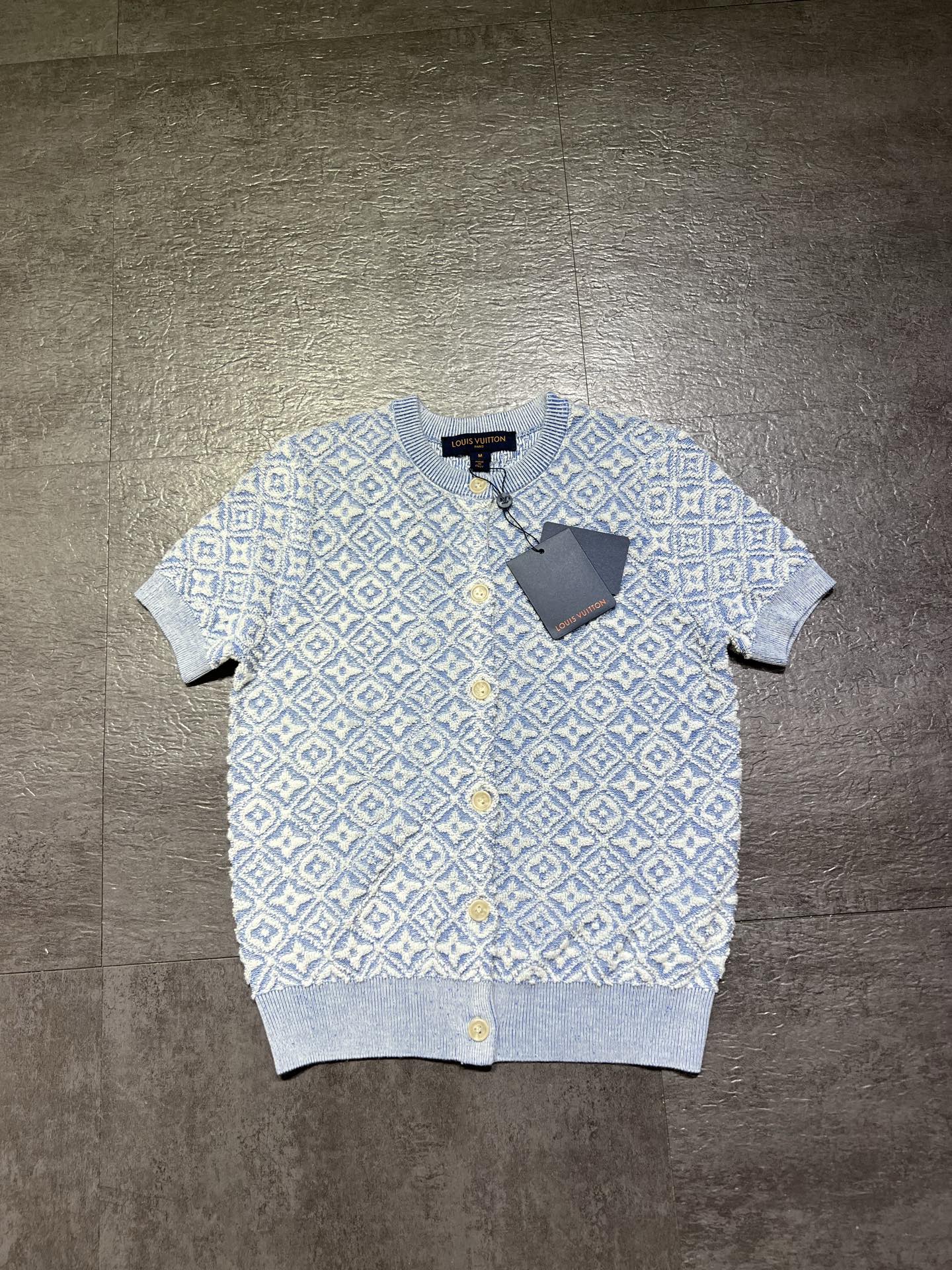 NO:828804,Original development L**V 26ss new women's terry cloth knitted short-sleeved top shipped, high version development quality, custom yarn, original purchase and development, details are well done, I like the high version, large goods SML, Louis Vuitton-clothing, louis vuitton, T-shirt,19860909原版开发L**V 26ss 新款 女装 毛巾布针织短袖上衣出货,高版本对版开发品质,定制纱,原版购入开发,细节做得很好,喜欢高版本的来,大货SML,路易威登-服装,louis vuitton,T-shirt,,Women's clothing