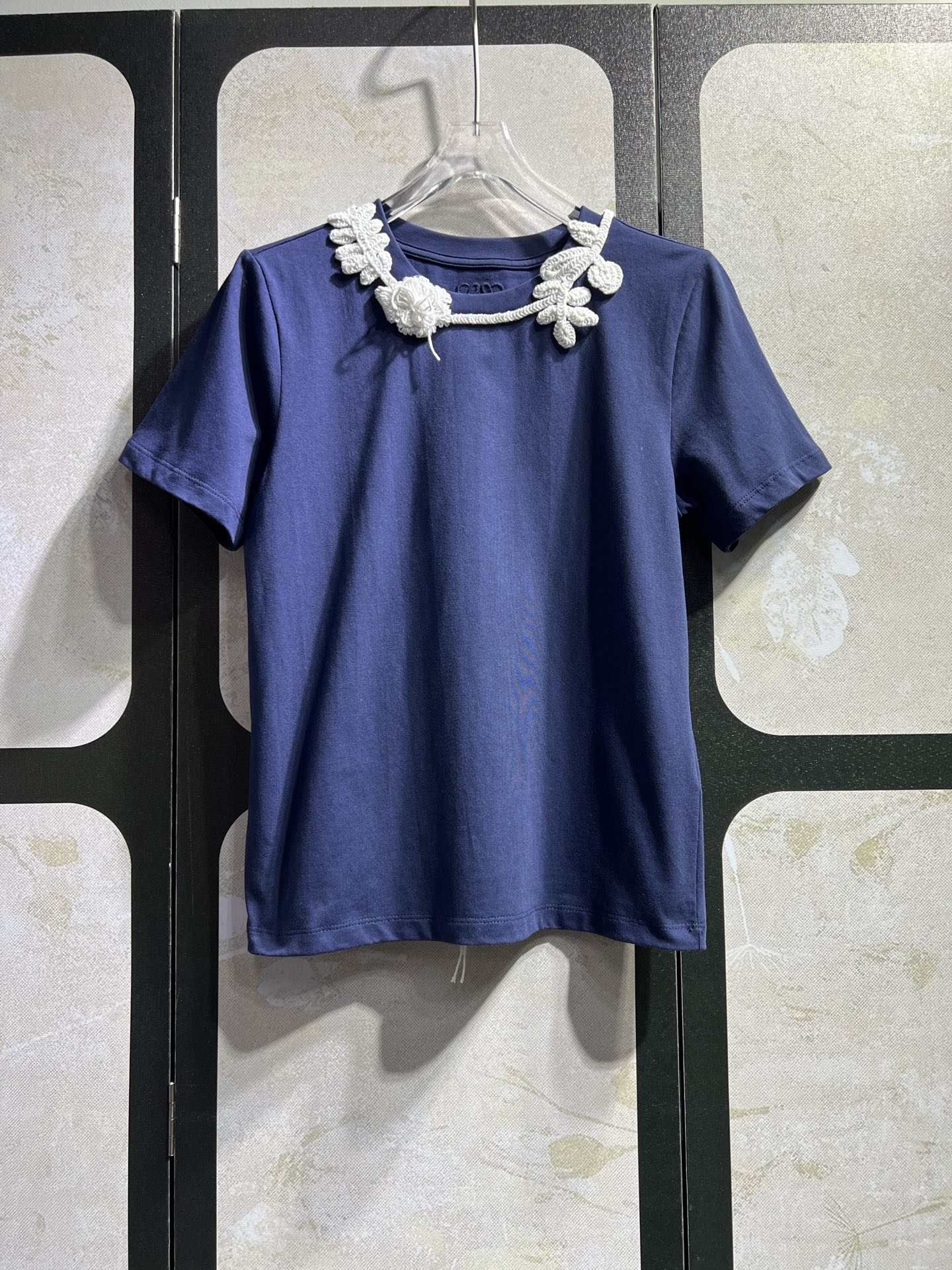NO:828793,Loew*/Loewei women's short-sleeved T-shirt 2026 spring and summer hot style, model tops, trousers and shorts are all available at home, series models, stall replenishment hot style, large goods SML, Loewe-clothing, loewe, loewe, shorts, T-shirt, tees, t-shirt,19860909Loew*/罗意威 女士 短袖T恤2026春夏爆款,模特上身长裤短裤咱家都有,系列款,档口补货爆款,大货SML,罗意威-服装,loewe,loewe,shorts,T-shirt,tees，t-shirt,,Women's clothing