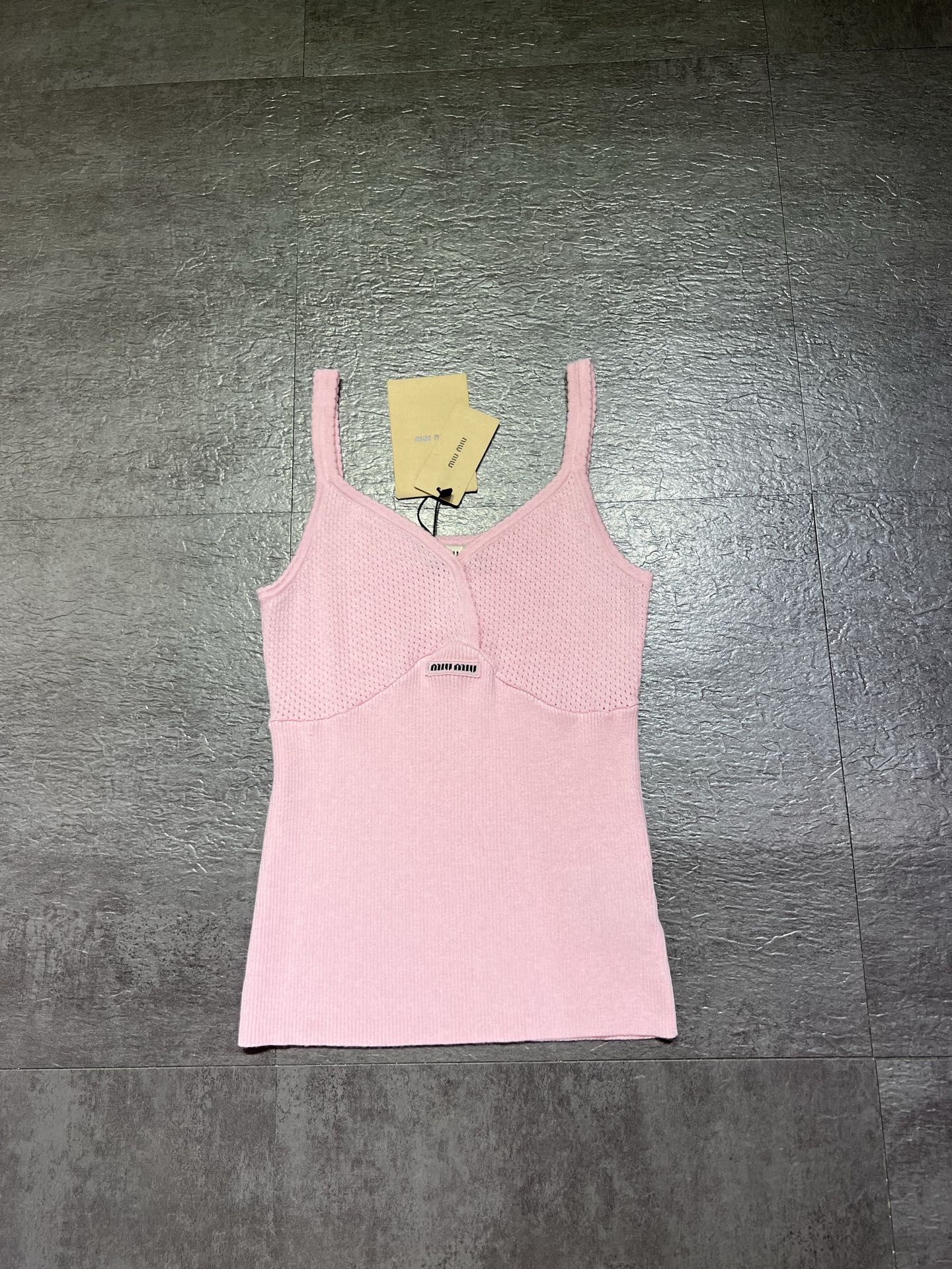 NO:864067,Miu Mi**Miu Miu women's new show vest is shipped, it can be worn alone or layered, customized yarn, version development, high-end version, large shipment, SML, Miu Miu-clothing, miumiu,19860909Miu Mi**缪缪 女士 新款秀款背心出货,单穿叠穿都可以,定制纱线,对版开发,高端版本,大货出,SML,缪缪-服装,miumiu,,Women's clothing