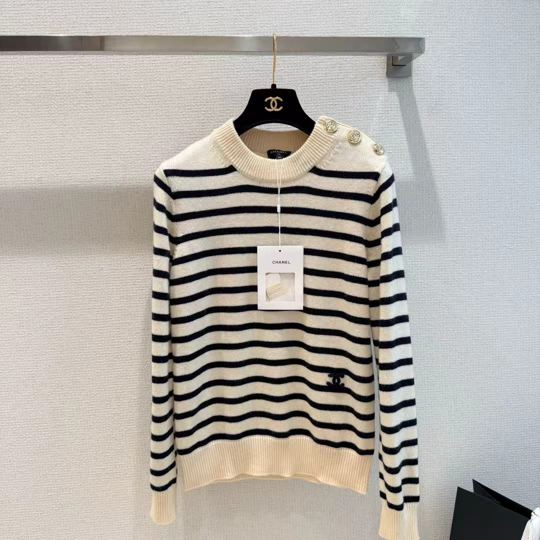 NO:933930,The original developed CHANE*26B early autumn new navy blue striped sweater, classic round neck + metal buttons on the shoulders, perfect details. Wool blended material, soft and warm, perfect for autumn and winter!  The double C Logo embroidery on the chest adds a sense of branding, and the striped design is simple and versatile. It is a must-have classic item in your wardrobe for commuting or leisure!  SML,Chanel-clothing,chanel,chanel,19860909原版开发CHANE*26B早秋新款藏蓝色条纹针织衫,经典圆领+肩部金属纽扣,细节满分.羊毛混纺材质,柔软又保暖,秋冬穿超合适！胸前双C Logo刺绣,品牌感拉满,条纹设计简约百搭,通勤、休闲、是衣橱必备经典单品！SML,香奈儿-服装,chanel,chanel,,Women's clothing