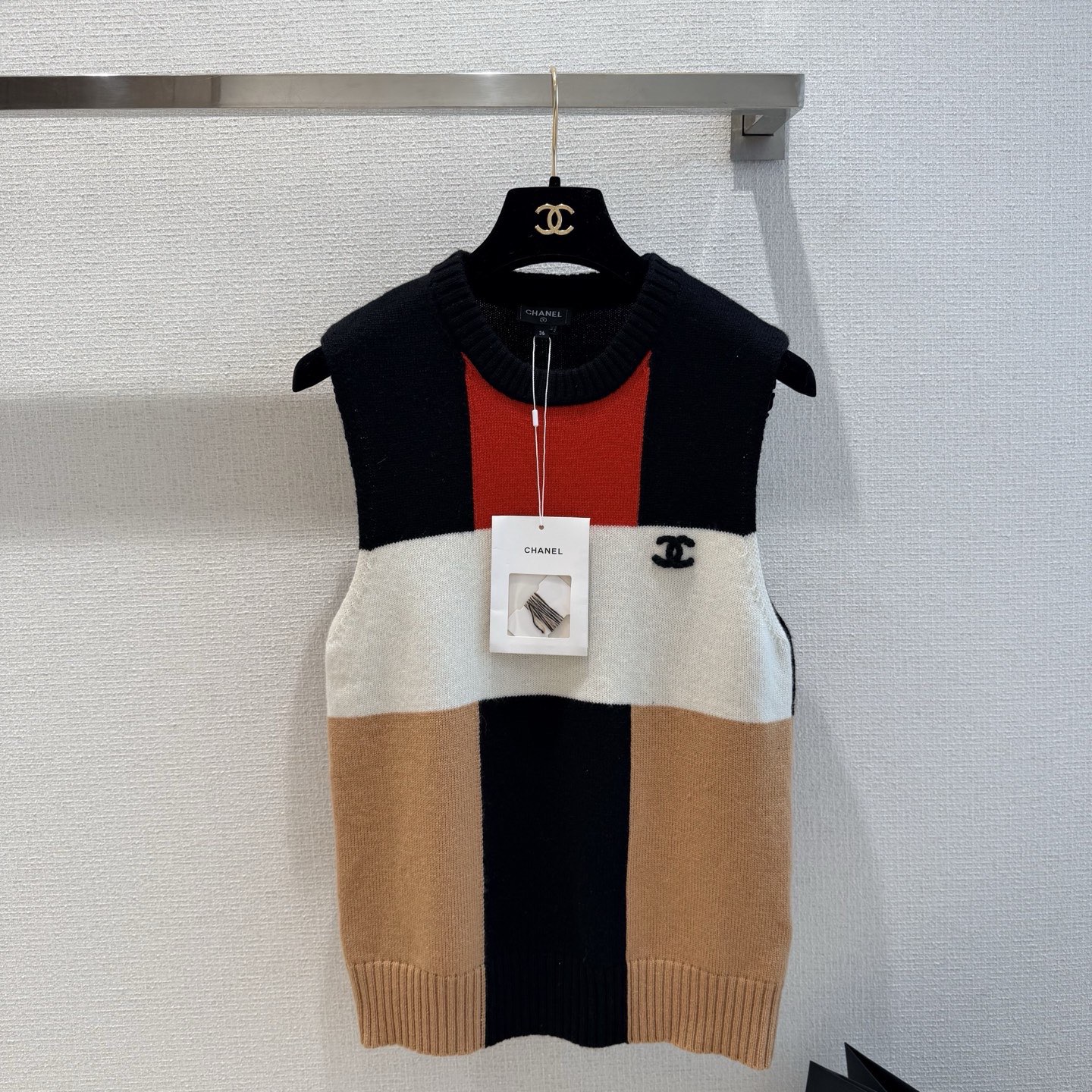 NO:933925,The original development of CHAN*L26B new series of color-blocked knitted vests is made of high-quality knitted fabrics, soft and comfortable, suitable for daily or light formal occasions. Red, white, black and beige block splicing, simple and recognizable, the classic double C logo on the left chest is super brand-like. Sleeveless design, it is OK to wear alone or inside in spring and autumn. It is easy to create fashionable casual SML, Chanel - Clothing, chanel, chanel,19860909原版开发CHAN*L26B新款系列拼色针织背心,采用高品质针织面料,柔软舒适,适合日常或轻正式场合穿搭.红、白、黑、米色块拼接,简约又有辨识度,左胸经典双C标志超有品牌感.无袖设计,春秋季节单穿或内搭都很OK轻松打造时尚休闲SML,香奈儿-服装,chanel,chanel,,Women's clothing