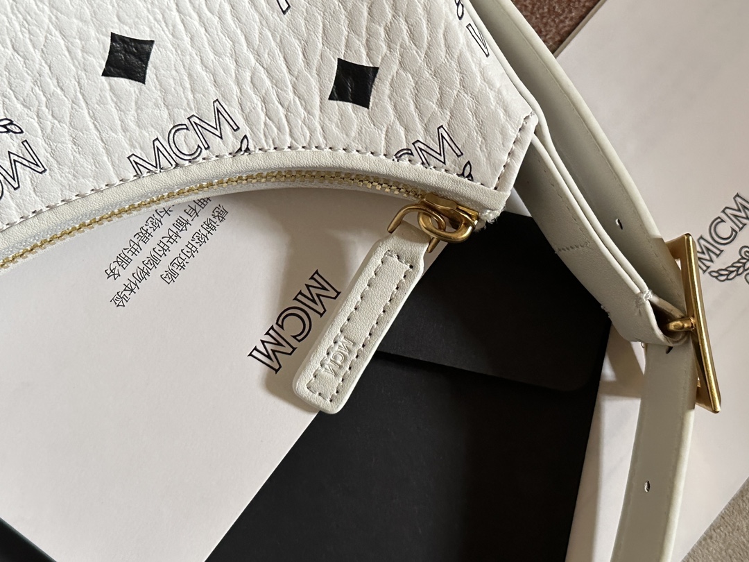 MCM 2024新款牛角包AREN VISETOS HOBO肩背包