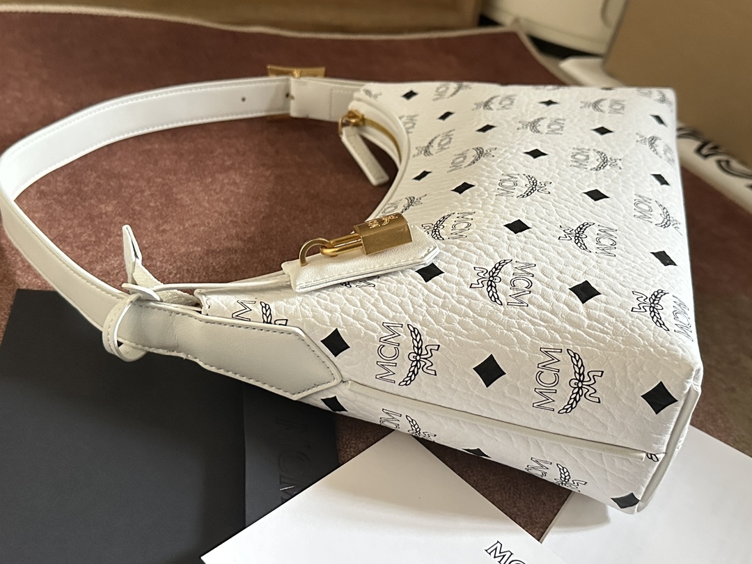 MCM 2024新款牛角包AREN VISETOS HOBO肩背包