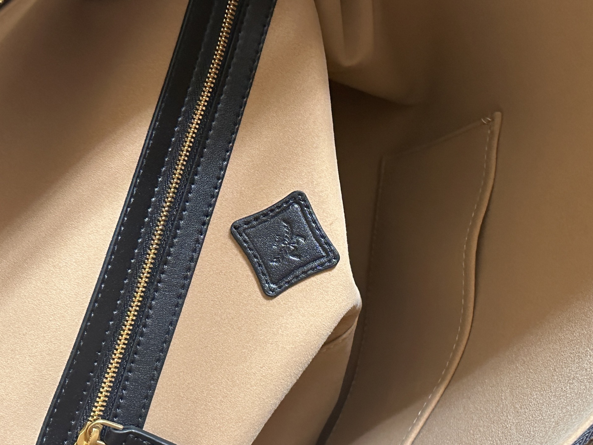 MCM ‍ MCM ‍ 牛角包Aren Visetos Hobo肩背包