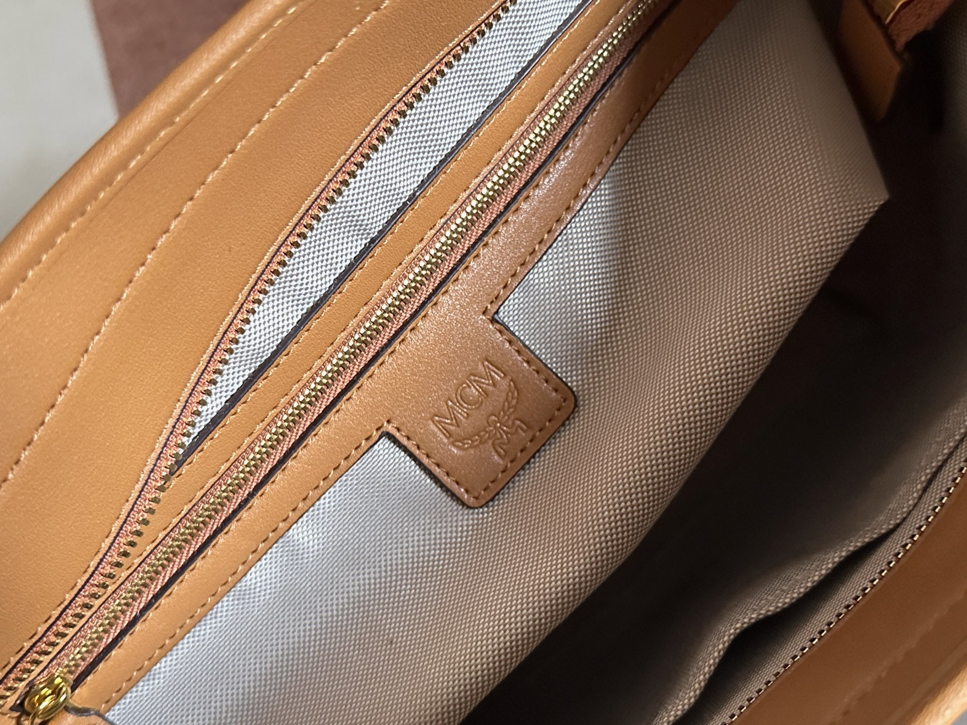 MCM ～ MCM 2025新品 TONI VISETOS顶部拉链购物袋
