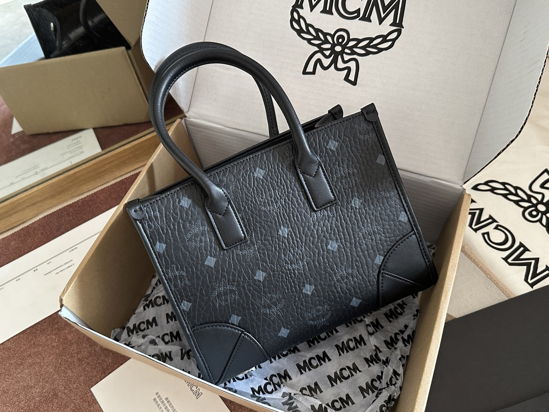 MCM MÜNCHEN VISETOS Nappa🐃 :pvc : :24x19x11cm Pochette