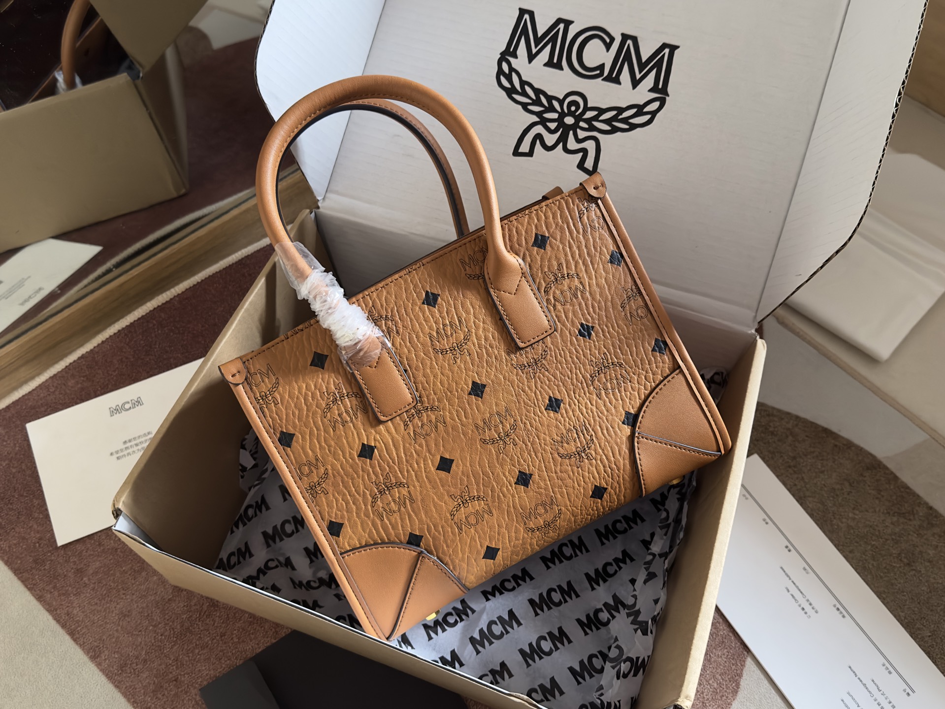 MCM MÜNCHEN VISETOS Nappa🐃 :pvc : :24x19x11cm Pochette