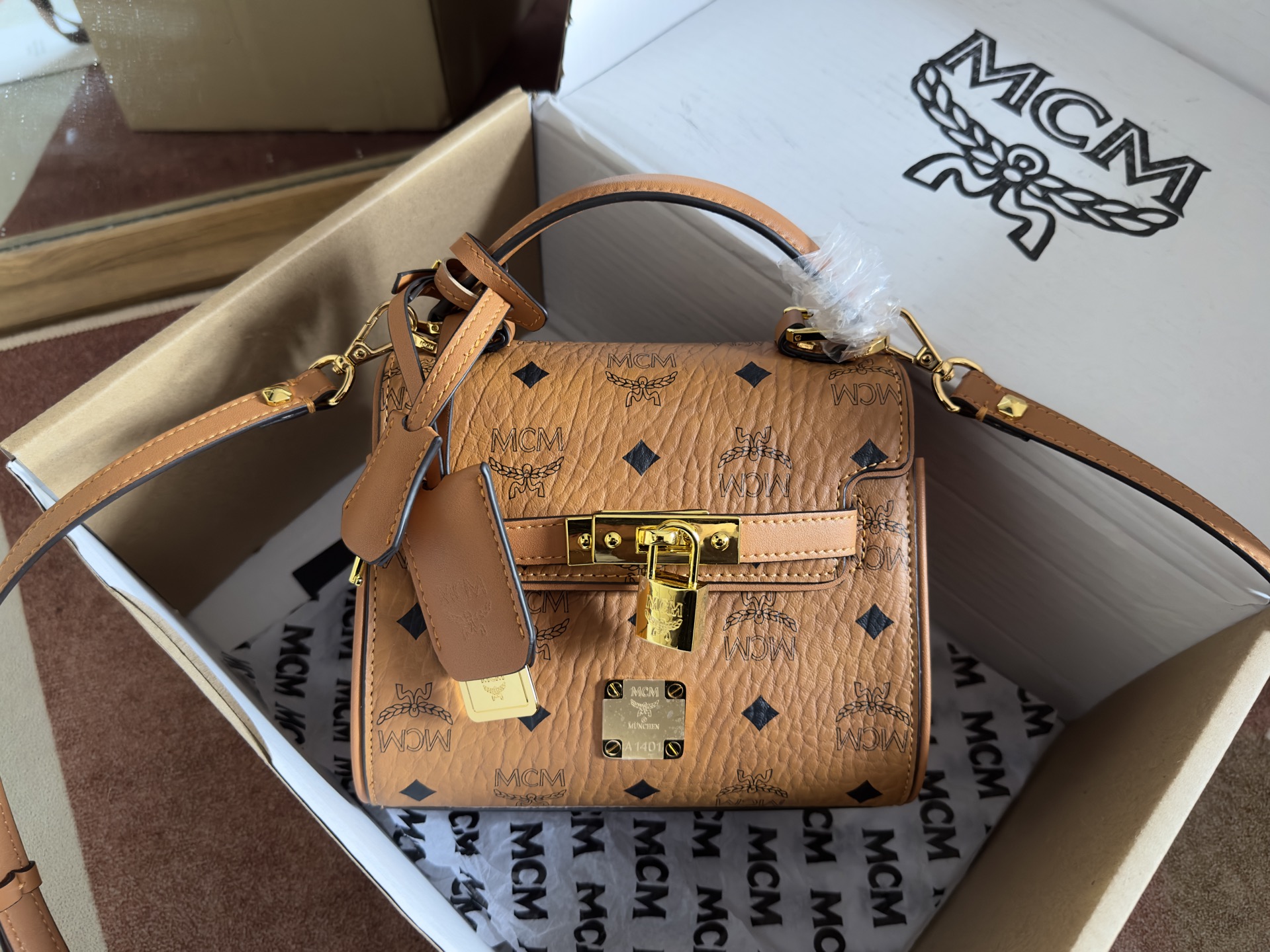 MCM 🌈Kelly 🎐 🔒🔑 :pvc : 18x15x10cm