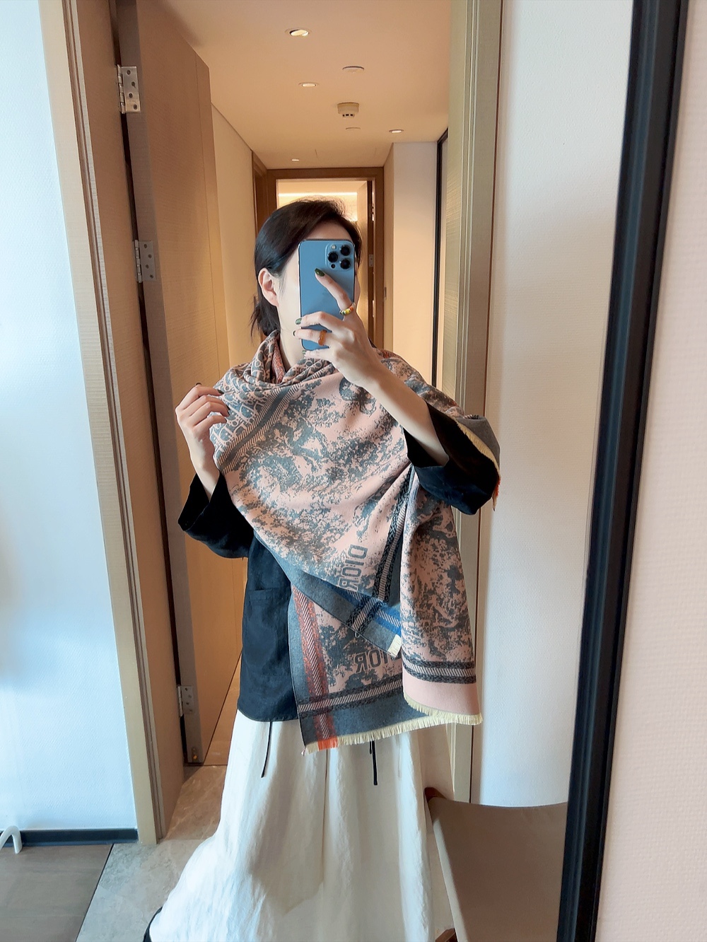 NO:336185,Comment on [DIOR] hits!  The latest style of the counter, double-sided cashmere, super versatile!  Super temperament!  !  Big Love, Da Love, uses 70% Kashmir imported cashmere and 30% silk fabric! Cashmere with such a large proportion is really rare! Cashmere is recognized by the world as 