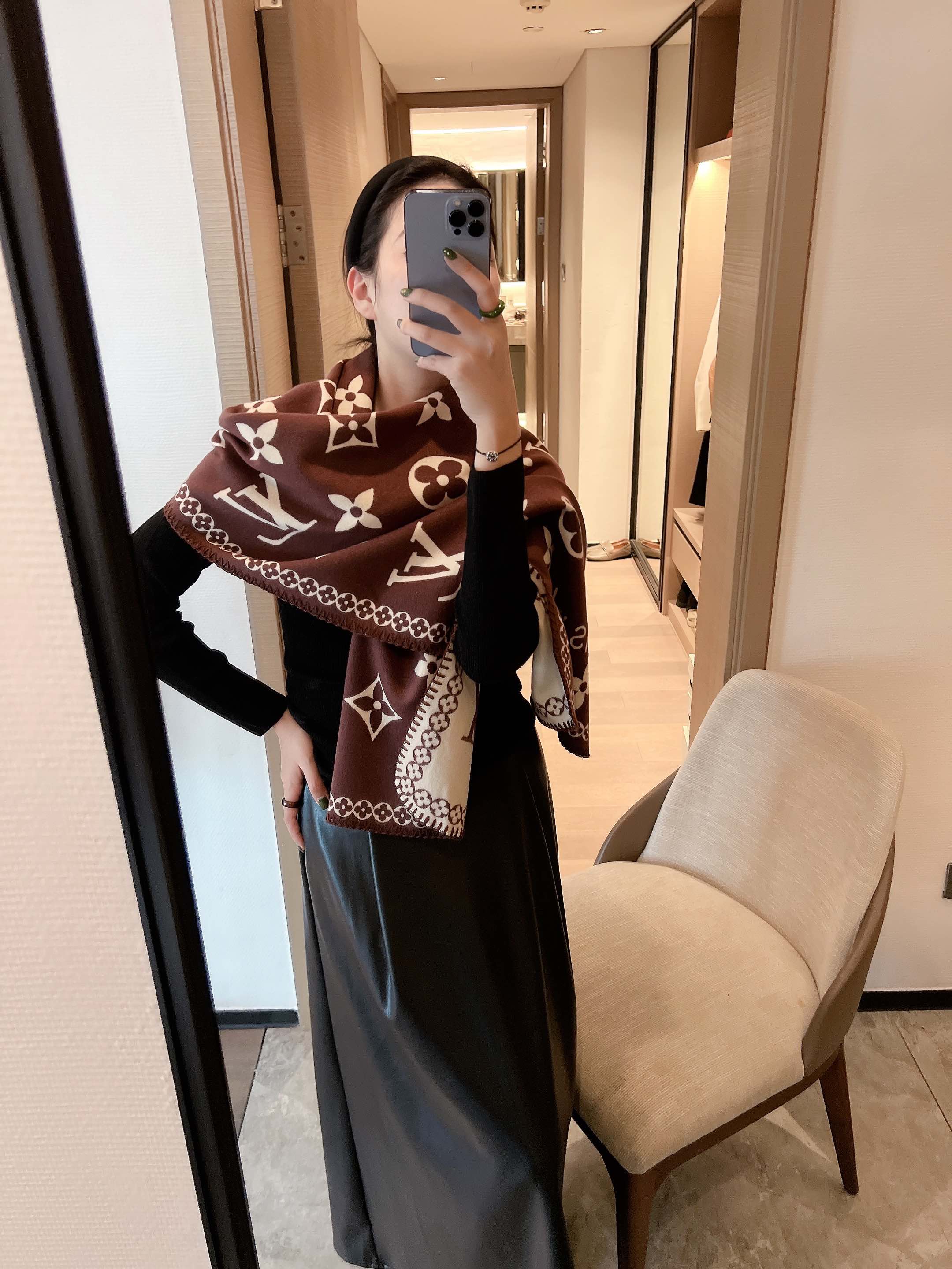 NO:163047,New LV counter, exquisite triangle needle lock edge, specially provided for foreign counters. Scarf shawls, luxurious, atmospheric, small-sized, exquisite and beautiful language is not an exaggeration to use on it. The stylish mirror badge is cleverly combined with scarf shawls and is more vivid and layered. The luxury and dignity of the brand is self-evident and continues the classics. The top quality is definitely comparable to the counter. The essential items in autumn and winter are so easy to match with clothes. Size: 18065 Material: rabbit velvet, ordinary scarf, louis vuitton, shawls19860909批 LV专柜新款,精美三角针锁边 国外专柜特供.围巾披肩,奢华大气小资格调精致所有美好的语言用在它身上都不为过,把时尚镜像徽章巧妙的结合在围巾披肩上更加生动,富有层次感..品牌的奢华尊贵不言而喻把经典又延续下去,顶级品质绝对和专柜有的一拼,秋冬必备单品太好搭配衣服了尺寸:18065材质:兔绒,普通围巾,louis vuitton,shawls,scarf