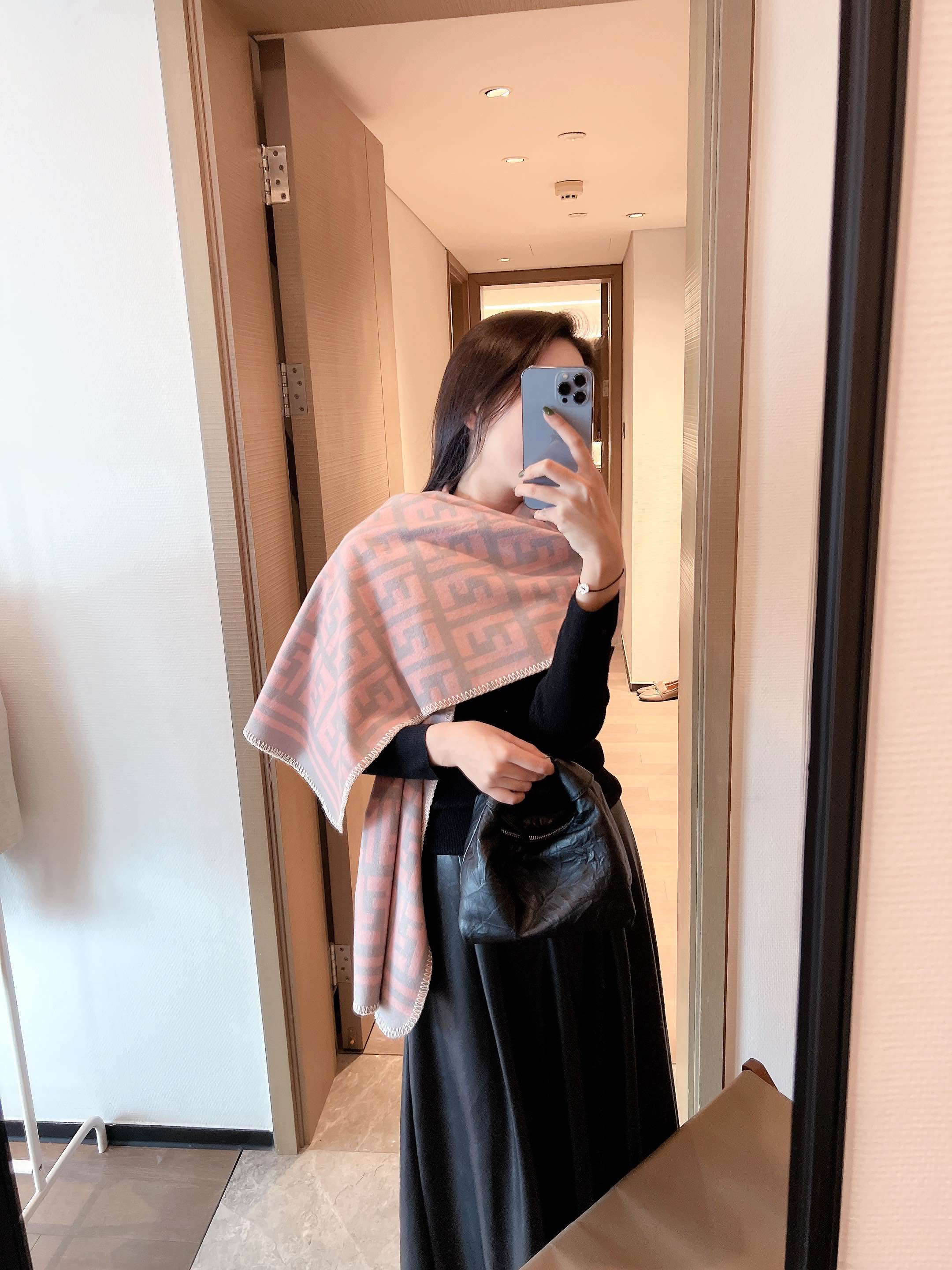 NO:163034,FENDI (Fendi) exquisite triangular needle lock edges, heavy recommendations, rare super beautiful double-sided designs at Fendi F, a beautiful new model, a particularly good design, air-conditioning and fashionable item, never too many styles, both fashionable and temperament, control a variety of dressing styles, the fabric is silky and fine, very tough, it is not easy to be easily hooked, so that the whole work presents a texture of different depths, highlights and is not ostentatious, delicate, smooth and skin-friendly, the upper body effect is super good, ordinary scarf, fendi, fendi, fendi19860909批 FENDI（芬迪）精美三角针锁边 重磅推荐 芬迪F家少见的超美双面设计 美爆了的新款 特别赞的设计 防冷气又时髦的单品 永远都不会嫌多的款 时髦和气质兼具 驾驭多种穿衣风格 面料丝滑精细 韧性很强 不容易被轻易勾丝 让整件作品呈现不同深度的质感 突出醒目而不张扬 手感细腻 顺滑又亲肤 上身效果超级棒,普通围巾,fendi,fendi,fendi,scarf