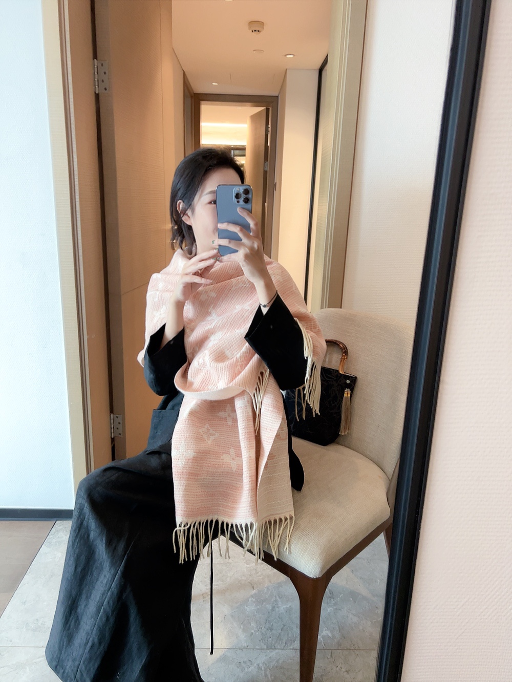 NO:162988,New LV counters, specially supplied by foreign counters. Scarf shawls, luxurious, atmospheric, small and exquisite style, all beautiful languages ​​are not an exaggeration to use on it. The stylish mirror badges are cleverly combined with scarf shawls and are more vivid and layered. The luxury and dignity of the brand is self-evident and continues the classics. The top quality is definitely comparable to those of the counters. The essential items in autumn and winter are so easy to match with clothes. Size: 18065 Material: rabbit velvet, ordinary scarf, louis vuitton, shawls19860909批LV专柜新款,国外专柜特供.围巾披肩,奢华大气小资格调精致所有美好的语言用在它身上都不为过,把时尚镜像徽章巧妙的结合在围巾披肩上更加生动,富有层次感..品牌的奢华尊贵不言而喻把经典又延续下去,顶级品质绝对和专柜有的一拼,秋冬必备单品太好搭配衣服了尺寸:18065材质:兔绒,普通围巾,louis vuitton,shawls,scarf