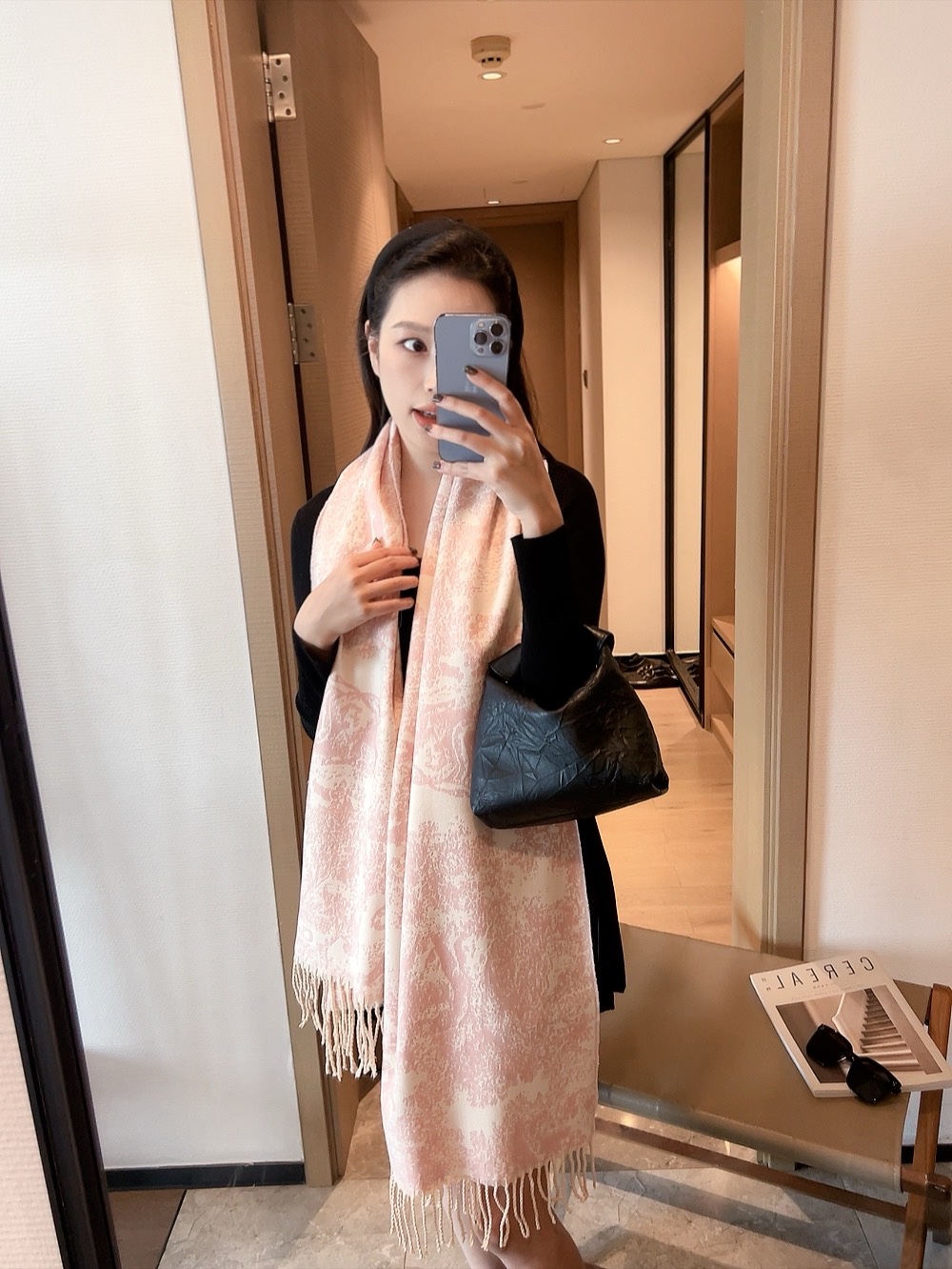 NO:163283,The rabbit fur edge is beautiful [Tearing] The imperial palace-level top-quality new model is on sale [Bake Collection Silk] This long scarf highlights the profound heritage of the brand. This design includes the sketch pattern of iconic elements, logo arrangement, lively and interesting words, which brings the finishing touch to this lively item. The details are bright and lifelike in color. The beauty is really the best. The upper body is extremely beautiful. It looks versatile. It looks good or not. It is not necessary to question the quality. The size is 18040 ordinary scarf, ordinary scarf, real silk.19860909批兔绒毛边美翻了[流泪]御用殿堂级极品新款在售【包包集合真丝】此款长巾彰显了品牌的深厚底蕴.此设计包括标志性元素的素描图案,标识排布,活泼有趣字样,为此款灵动的单品带来点睛之笔.其中细节元素色泽鲜润,栩栩如生.美丽至极 真的 上身极为衬肤色 百搭 好看不好看自己看吧 品质不用质疑尺寸18040普通围巾,普通围巾,real silk,scarf