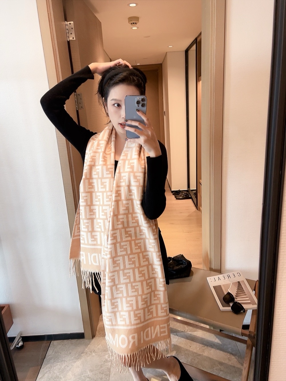 NO:163193,The rabbit fur edge is beautiful [Tearing] The imperial palace-level top-quality new model for sale [Bag collection silk] This long scarf demonstrates the profound heritage of the brand. This design includes the sketch pattern of iconic elements, logo arrangement, lively and interesting words, which brings the finishing touch to this lively item. The details are bright and lifelike in color. The beauty is really the best. The upper body is extremely beautiful. It looks versatile. It looks good or not. It is not necessary to question the quality. The size is 18040 ordinary scarf, ordinary scarf, real silk.19860909批 兔绒毛边美翻了[流泪]御用殿堂级极品新款在售【包包集合真丝】此款长巾彰显了品牌的深厚底蕴.此设计包括标志性元素的素描图案,标识排布,活泼有趣字样,为此款灵动的单品带来点睛之笔.其中细节元素色泽鲜润,栩栩如生.美丽至极 真的 上身极为衬肤色 百搭 好看不好看自己看吧 品质不用质疑尺寸18040普通围巾,普通围巾,real silk,scarf