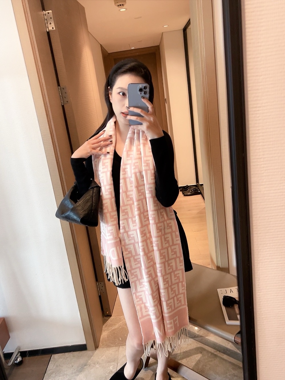 NO:163191,The rabbit fur edge is beautiful [Tearing] The imperial palace-level top-quality new model for sale [Bag collection silk] This long scarf demonstrates the profound heritage of the brand. This design includes the sketch pattern of iconic elements, logo arrangement, lively and interesting words, which brings the finishing touch to this lively item. The details are bright and lifelike in color. The beauty is really the best. The upper body is extremely beautiful. It looks versatile. It looks good or not. It is good. It doesn’t need to question the quality. The size is 1804 ordinary scarf, ordinary scarf, real silk.19860909批 兔绒毛边美翻了[流泪]御用殿堂级极品新款在售【包包集合真丝】此款长巾彰显了品牌的深厚底蕴.此设计包括标志性元素的素描图案,标识排布,活泼有趣字样,为此款灵动的单品带来点睛之笔.其中细节元素色泽鲜润,栩栩如生.美丽至极 真的 上身极为衬肤色 百搭 好看不好看自己看吧 品质不用质疑尺寸1804普通围巾,普通围巾,real silk,scarf