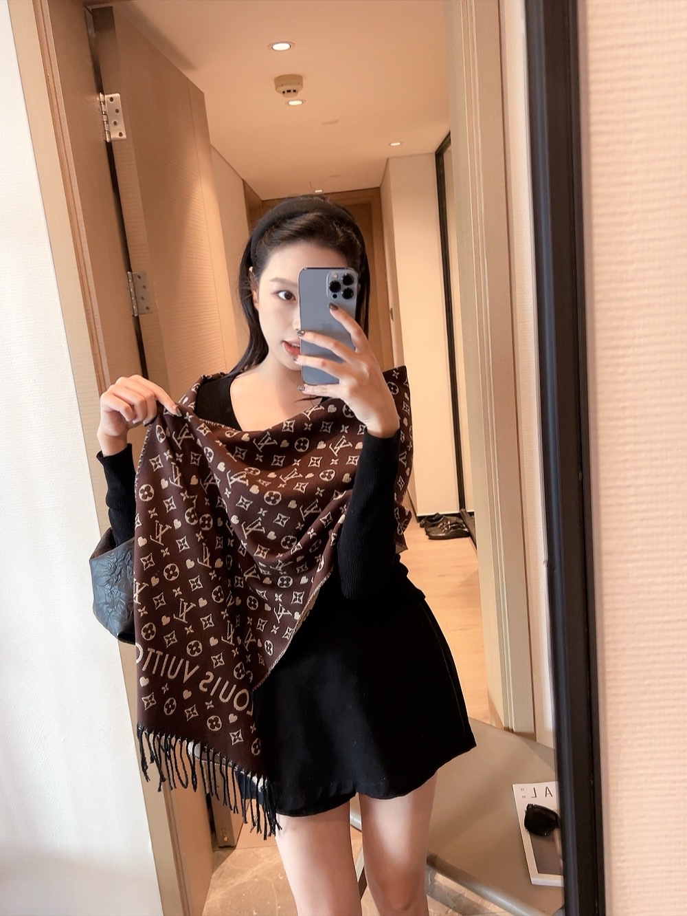 NO:336828,The rabbit fur edge is beautiful [Tearing] The imperial palace-level new model is on sale [Bake Collection Silk] This long scarf highlights the profound heritage of the brand. This design includes the sketch pattern of iconic elements, logo arrangement, lively and interesting words, which brings the finishing touch to this lively item. The details are bright and lifelike in color. The beauty is really the best. The upper body is extremely beautiful. It looks versatile. It looks good or not. It is not necessary to question the quality. The size is 18040 ordinary scarf, ordinary scarf, real silk.19860909兔绒毛边美翻了[流泪]御用殿堂级极品新款在售【包包集合真丝】此款长巾彰显了品牌的深厚底蕴.此设计包括标志性元素的素描图案,标识排布,活泼有趣字样,为此款灵动的单品带来点睛之笔.其中细节元素色泽鲜润,栩栩如生.美丽至极 真的 上身极为衬肤色 百搭 好看不好看自己看吧 品质不用质疑尺寸18040普通围巾,普通围巾,real silk,scarf