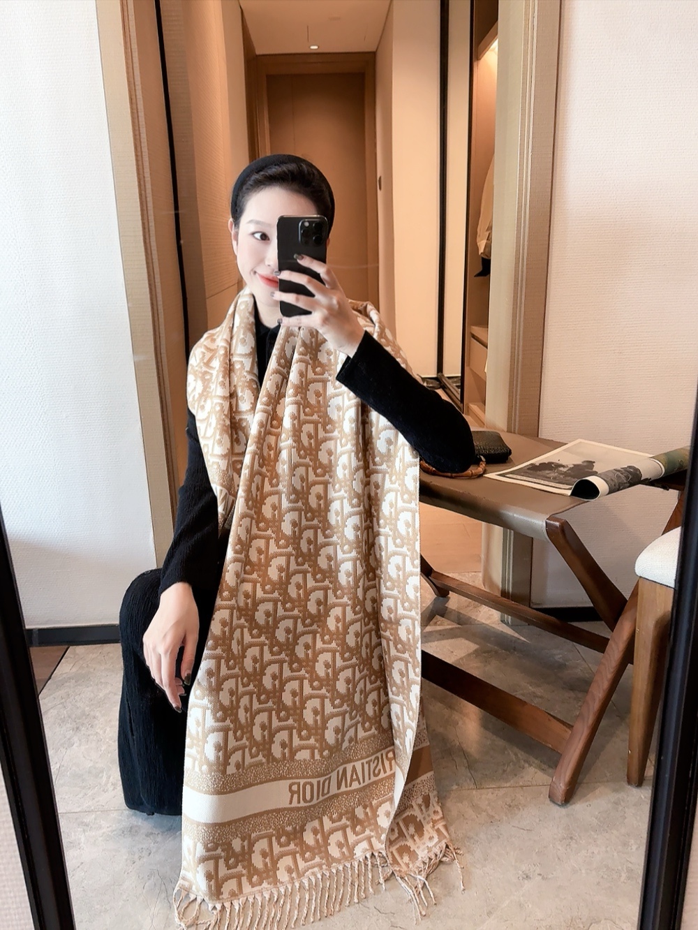 NO:643069,The first batch never goes out of style. When I buy it, everyone says that it is very easy to match with goddesses and daily life. It is also very easy to wear with daily wear. The whole person will look more energetic. Needless to say, the details and quality can be seen clearly. It is absolutely praised by high-quality and high-quality ordinary scarf with size 65*180cm. Ordinary scarf19860909批永不过时,买到都说好女神及日常都非常好搭配的款平时穿搭也非常好搭配,整个人看起来都会神采奕奕好多不用多说,细节品质都看得清楚,绝对获赞的高规格品质尺寸65*180cm普通围巾,普通围巾,scarf