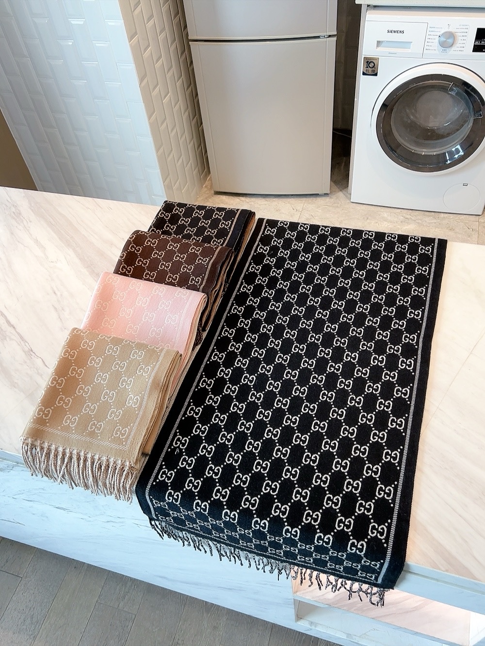 NO:163405,The new model is never out of date. When I buy it, the model that is very good for goddess and daily life is very easy to match. I look very energetic and needless to say, the details can be seen clearly. The high-standard quality size 45*180cm ordinary scarf, ordinary scarf19860909批新款永不过时,买到都说好女神及日常都非常好搭配的款平时穿搭也非常好搭配,整个人看起来都会神采奕奕好多不用多说,细节品质都看得清楚,绝对获赞的高规格品质尺寸45*180cm普通围巾,普通围巾,scarf