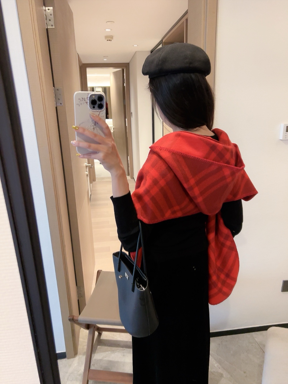 NO:552637,First batch of Burberry hooded scarf, Bur's latest classic British plaid hooded scarf, dual-purpose scarf and shawl, absolutely the best product on the market, real material, counter 6700 each, this can be used as a hooded shawl or scarf, paired with boots and windbreaker, super stylish, beautiful, comfortable and warm, suitable for spring, autumn and winter  An excellent item to wear in the morning and evening in spring and autumn or in the cold winter. The softest wool and cashmere worsted fabric is selected. It can be worn by all body types and can be controlled casually. Specifications, 30x210cm does not include hat size... Ordinary scarf, ordinary scarf, burberry, burberry, boots, shawls, hats19860909批巴宝莉连帽围巾小披肩,Bur最新款经典英伦格纹连帽围巾小披肩,围巾披肩两用,绝对市面最牛的货,真材实料的东西,专柜6700一条,这款既可以当连帽披肩又可以当围巾,配上长筒靴风衣超带范儿,美观性,舒适性与保暖性于一体,适合春秋冬三季,春秋早晚凉或者冬天寒冷时节穿着的绝佳单品.臻选最为柔软的羊毛羊绒精纺面料,所有身材都能穿,随便驾驭,规格,30x210cm不含帽子尺寸…普通围巾,普通围巾,burberry,burberry,boots,shawls,hats,scarf