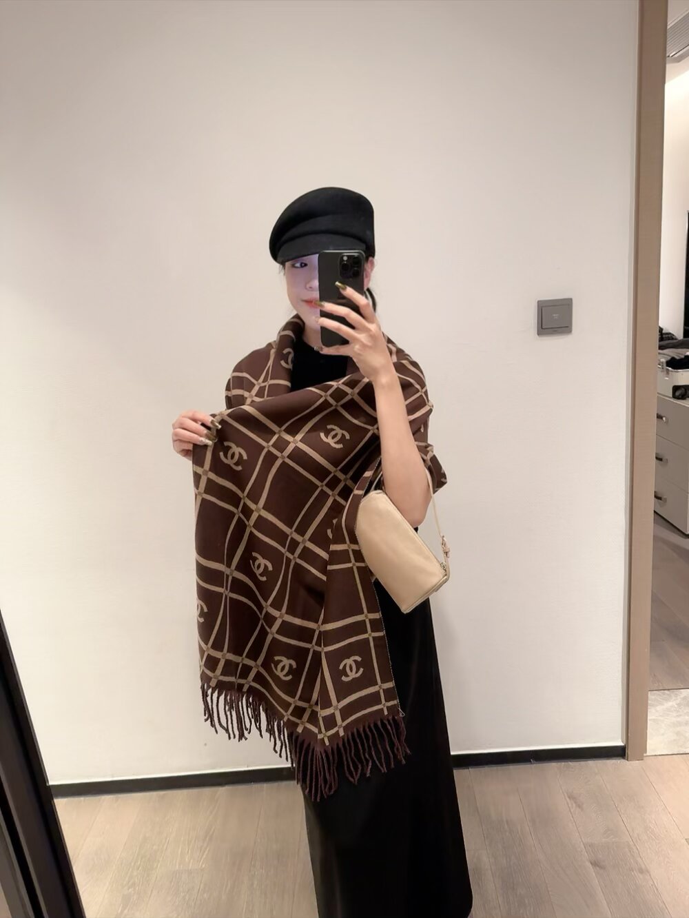 NO:336465,Chanel's new counter is beautiful simultaneously [Tearing] The imperial palace-level top-quality counter is on sale. The top twill silk classic camellia pattern design style is extremely beautiful. Really, the upper body is extremely skin-skin color, versatile. Classic model~ I only know how long it is when I see the real thing. Classic hot selling models recommend CHANEL Chanel classic elements camellia and double C are elegant and generous. It is a super perfect place around the neck. It is just a beauty in the scarf world. Ordinary scarf, ordinary scarf, chanel, chanel, real silk19860909香奈儿新款专柜同步美翻了[流泪]御用殿堂级极品专柜在售 顶级斜纹真丝经典山茶花图案设计风格美丽至极 真的 上身极为衬肤色 百搭 经典款～看到实物才知道有多好经久不衰,经典热卖款推荐CHANEL香奈儿经典元素山茶花和双C优雅大方,绕在颈间超级完美简直丝巾界的尤物普通围巾,普通围巾,chanel,chanel,real silk,scarf