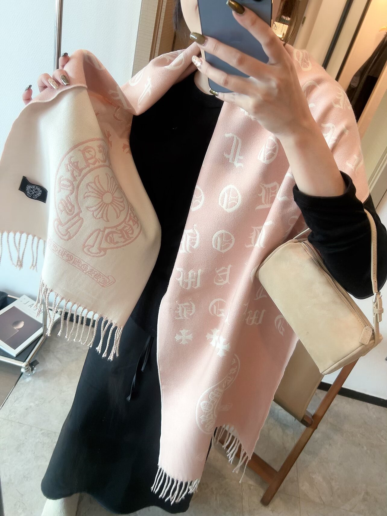 NO:552570,Double-sided color Chrome Hearts is soft and comfortable to the touch. The fabric is very soft and smooth. The Chrome Hearts color always gives people a very fashionable feeling. The signature elements are perfectly integrated. It is easy to get a high-end range with matching clothes. It is full of tones in any size. The printing is very exquisite and can be matched with various styles of clothes. It really shows your taste. Sisters who know how to match must buy ordinary scarves, ordinary scarves, and chrome hearts.19860909双面色 克罗心 手感柔软舒舒服,非常出众的品味款面料非常柔软顺滑克罗心花色一直给人很时髦的感觉,招牌的元素完美融合,搭配服饰轻松get高级范,随便围围都是满满的调调~,印花非常精致,搭配各种风格的衣服通吃,真的都超级显品味,懂得搭配的姐妹一定要入手 普通围巾,普通围巾,chrome hearts,scarf