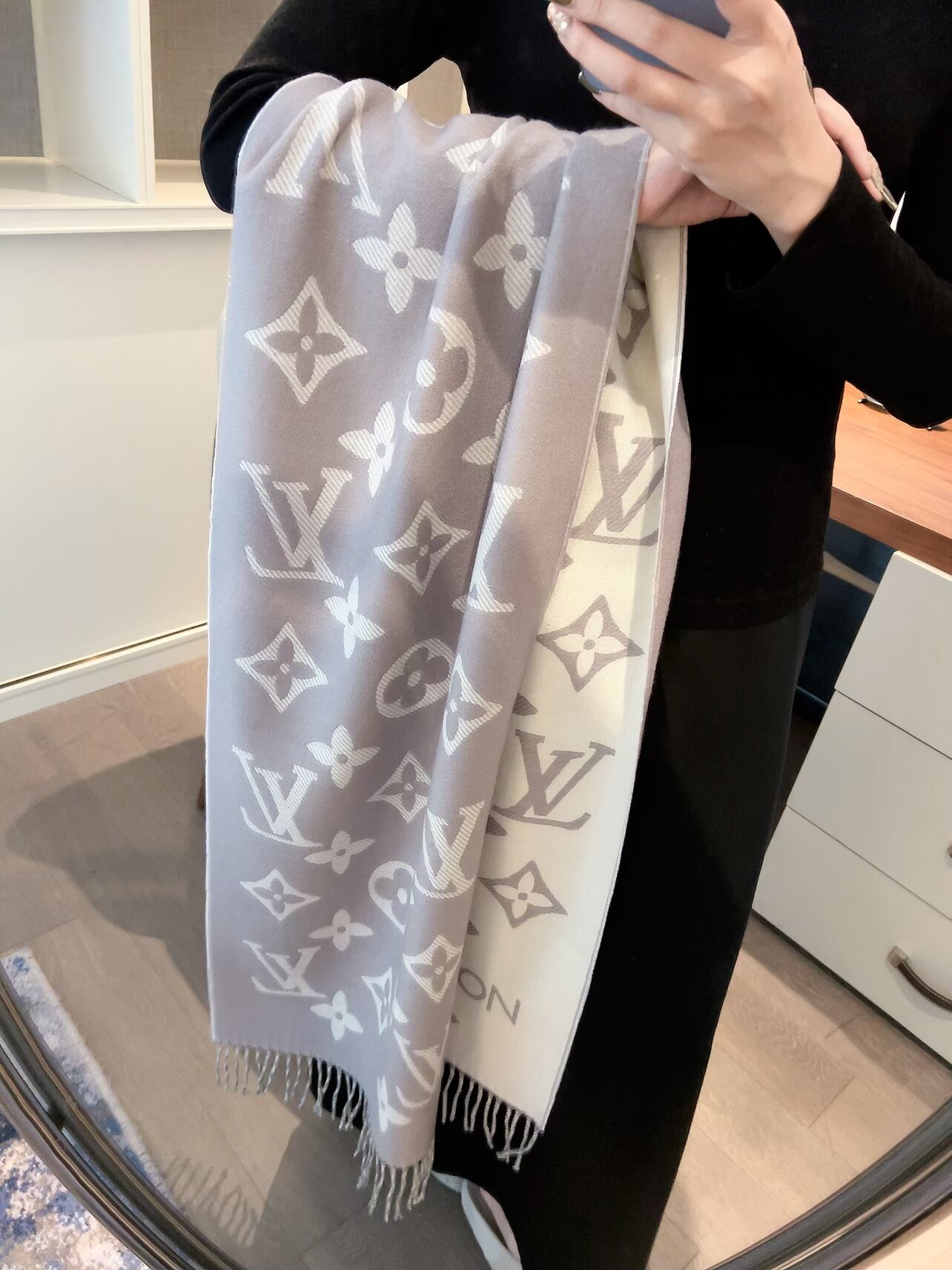 NO:586771,You can see for yourself how authentic the latest items from the LV counters are. This one does not require too many gorgeous language modifications. The yarn-dyed jacquard check craft, the linear satin craft, and a scarf are two kinds of craftsmanship. It is not something that the top technology cannot do, and the super invincible dense twill craft is full of luxury. All major domestic counters should also have this model, whether it is the yarn-dyed jacquard or the specific badge logo, the details are visible. The whole scarf gives a big-name aura and is very refined and high-end. It is definitely a new model worth buying.  Available for both men and women, 180cm. Cashmere ordinary scarf, ordinary scarf, louis vuitton19860909批 LV专柜最新款东西有多正可以自己看,这款不需要太多华丽的语言修饰.色织提花格工艺,线条缎面工艺,一条围巾2种工艺混合,不是顶尖的技术做不了的,超级无敌密斜纹工艺,尽显奢华.国内的各大专柜也应该都上了的款,无论色织提花还是特定徽章logo,细节都可见,整个围巾给人大牌气场的同时又非常精致高端,绝对值得入手的新款 男女皆可,180cm.山羊绒普通围巾,普通围巾,louis vuitton,scarf