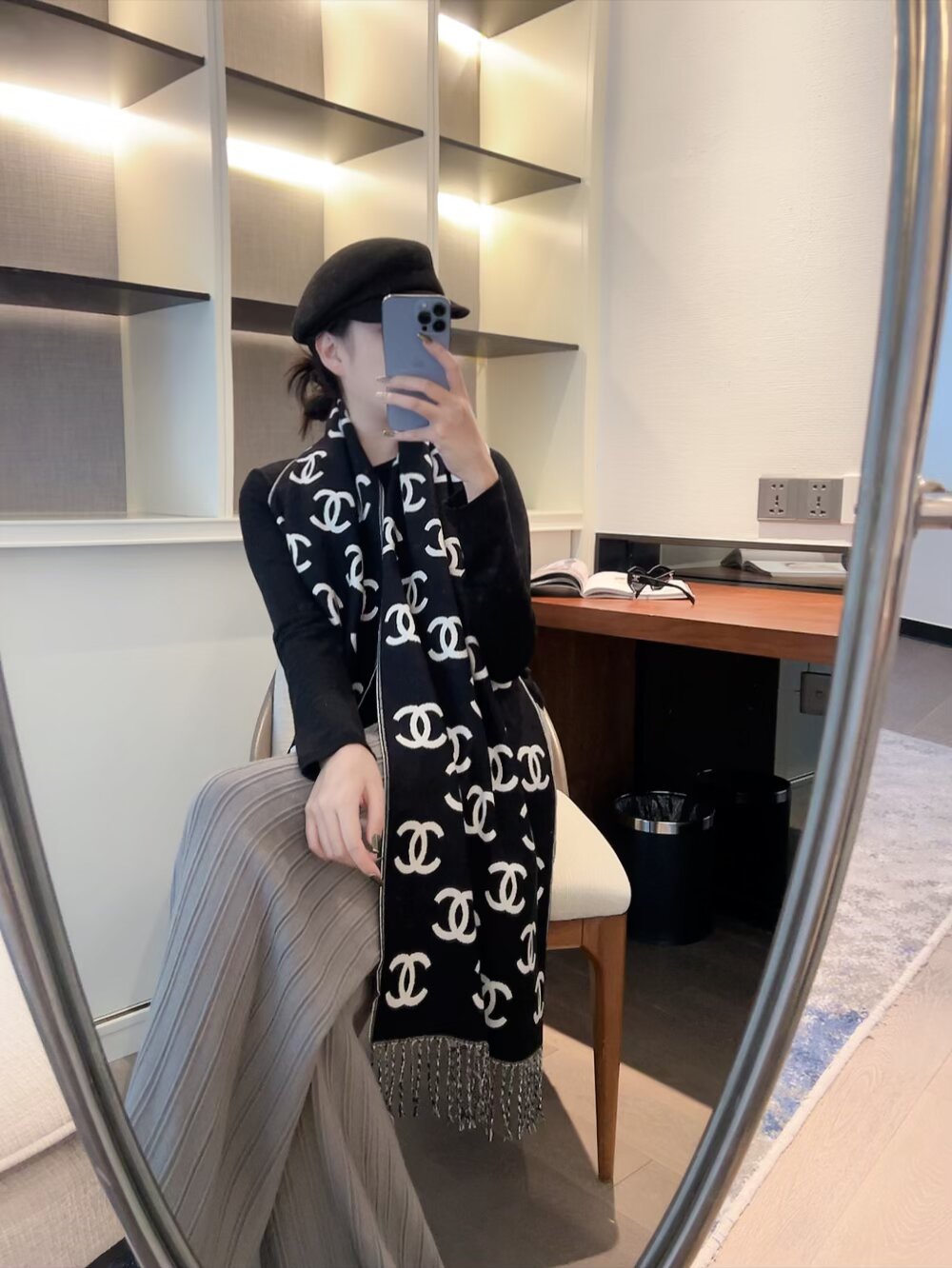 77💰 （Chanel香奈儿）‼抢‼️VIP推荐 ‼️下手一定要快【高端 大爱 ‼️纯羊绒 婴儿触感舒服到飞️女人尤物 货极少 四季都可以用‼️真心美的让人非常非常心动 上身效果简直美翻了 品质非常完美‼️ 整个围巾给人大牌气场的同时又非常精致秀丽绝对值得入手的新款‼️ 实物一拿到就会庆幸自己是女人的绝美好货 值得品鉴‼️完美气质品味Ditails首选VIP们 上‼️70%羊绒+30%真丝