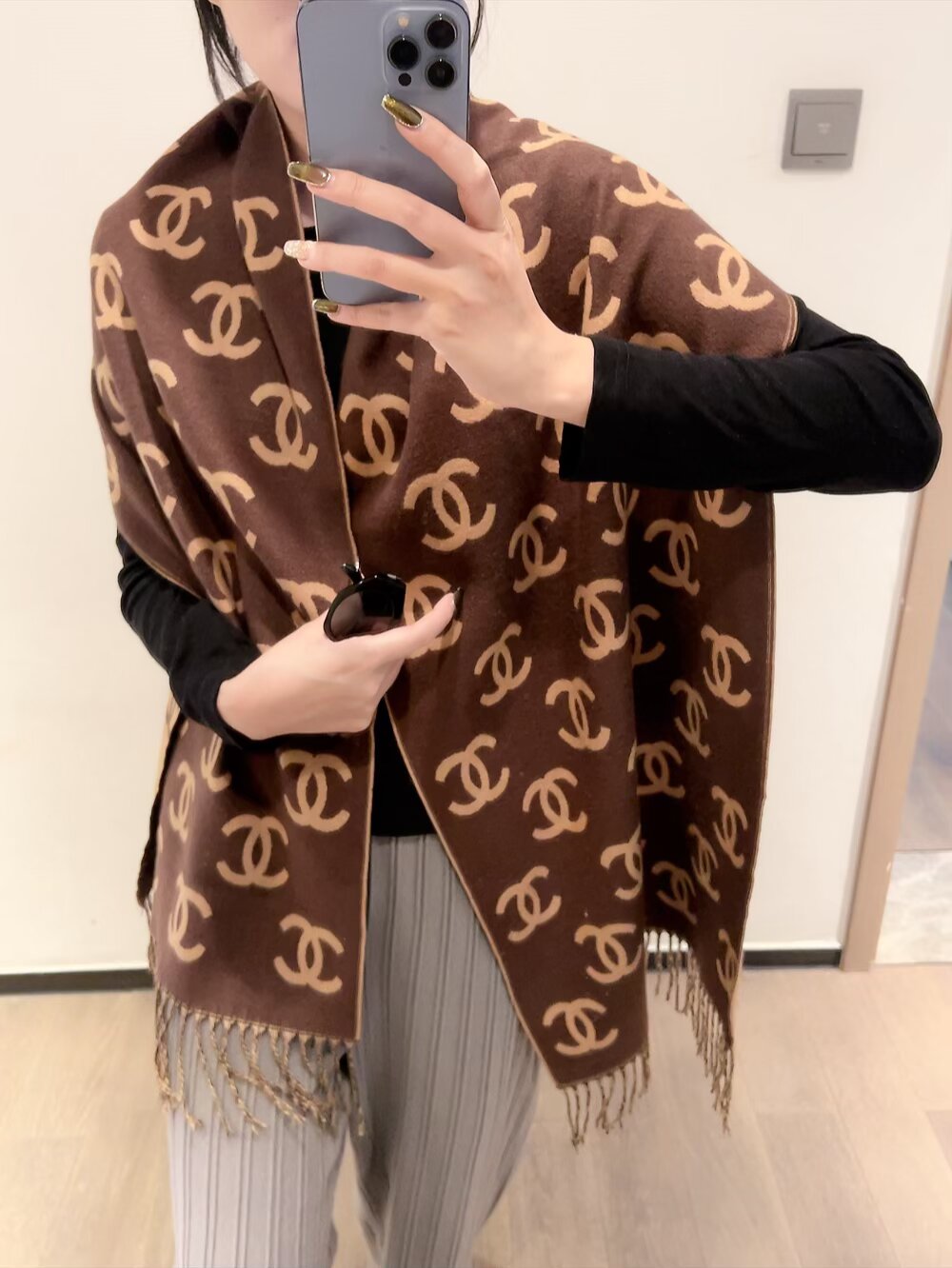 77💰 （Chanel香奈儿）‼抢‼️VIP推荐 ‼️下手一定要快【高端 大爱 ‼️纯羊绒 婴儿触感舒服到飞️女人尤物 货极少 四季都可以用‼️真心美的让人非常非常心动 上身效果简直美翻了 品质非常完美‼️ 整个围巾给人大牌气场的同时又非常精致秀丽绝对值得入手的新款‼️ 实物一拿到就会庆幸自己是女人的绝美好货 值得品鉴‼️完美气质品味Ditails首选VIP们 上‼️70%羊绒+30%真丝