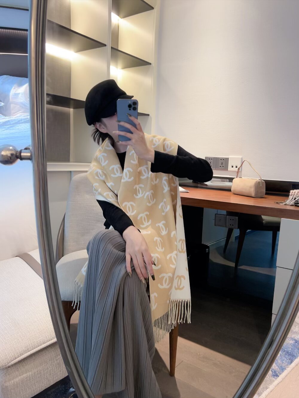 77💰 （Chanel香奈儿）‼抢‼️VIP推荐 ‼️下手一定要快【高端 大爱 ‼️纯羊绒 婴儿触感舒服到飞️女人尤物 货极少 四季都可以用‼️真心美的让人非常非常心动 上身效果简直美翻了 品质非常完美‼️ 整个围巾给人大牌气场的同时又非常精致秀丽绝对值得入手的新款‼️ 实物一拿到就会庆幸自己是女人的绝美好货 值得品鉴‼️完美气质品味Ditails首选VIP们 上‼️70%羊绒+30%真丝