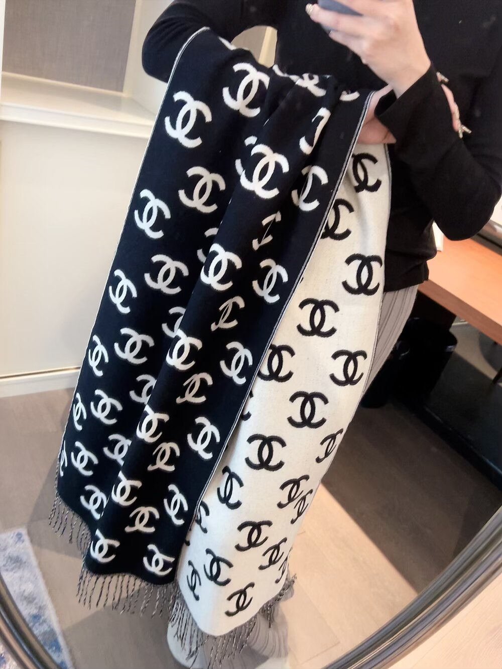 77💰 （Chanel香奈儿）‼抢‼️VIP推荐 ‼️下手一定要快【高端 大爱 ‼️纯羊绒 婴儿触感舒服到飞️女人尤物 货极少 四季都可以用‼️真心美的让人非常非常心动 上身效果简直美翻了 品质非常完美‼️ 整个围巾给人大牌气场的同时又非常精致秀丽绝对值得入手的新款‼️ 实物一拿到就会庆幸自己是女人的绝美好货 值得品鉴‼️完美气质品味Ditails首选VIP们 上‼️70%羊绒+30%真丝