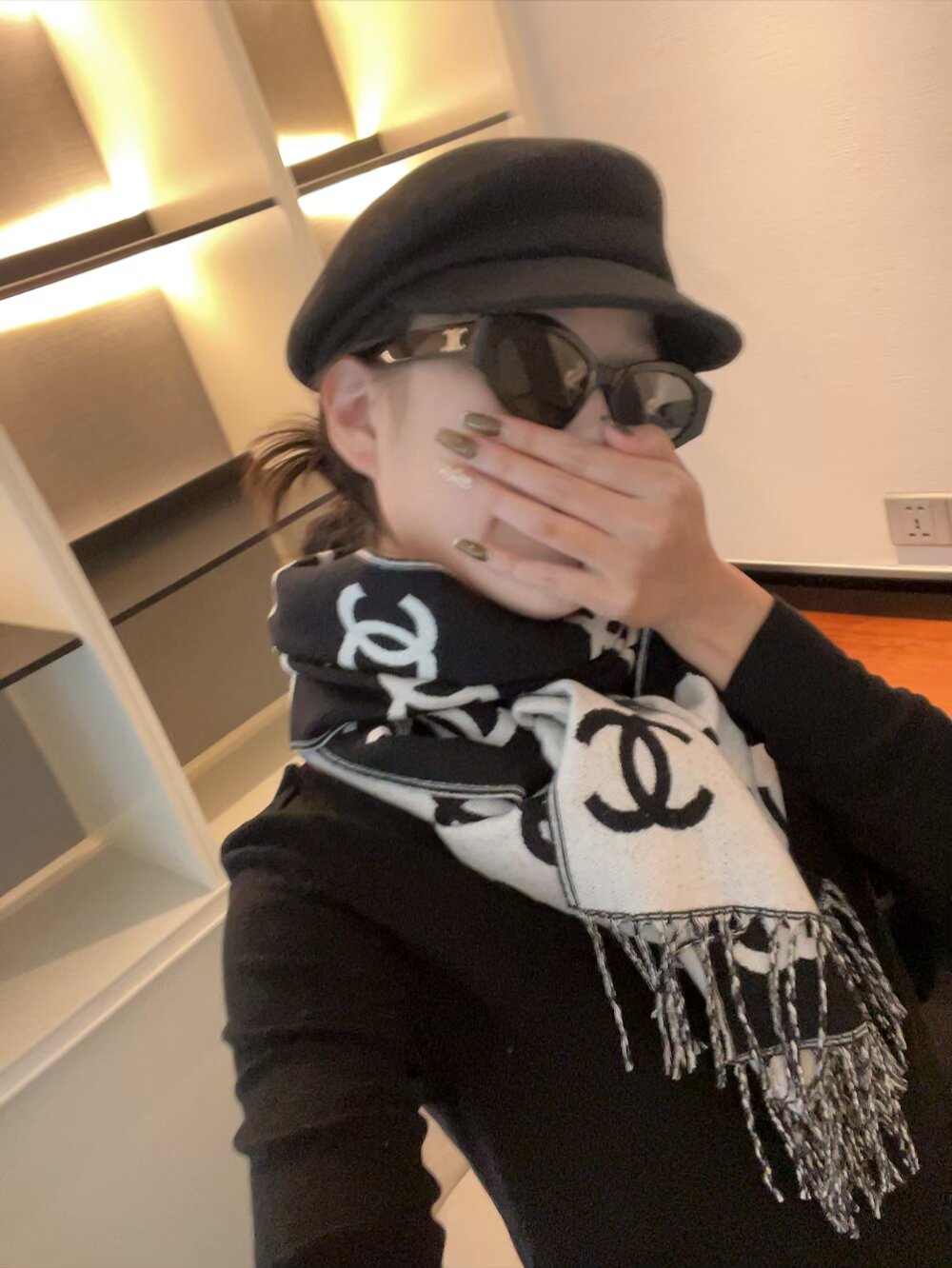 77💰 （Chanel香奈儿）‼抢‼️VIP推荐 ‼️下手一定要快【高端 大爱 ‼️纯羊绒 婴儿触感舒服到飞️女人尤物 货极少 四季都可以用‼️真心美的让人非常非常心动 上身效果简直美翻了 品质非常完美‼️ 整个围巾给人大牌气场的同时又非常精致秀丽绝对值得入手的新款‼️ 实物一拿到就会庆幸自己是女人的绝美好货 值得品鉴‼️完美气质品味Ditails首选VIP们 上‼️70%羊绒+30%真丝