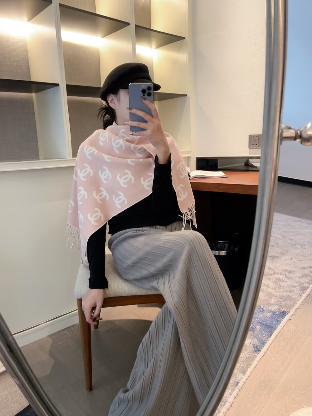 77💰 （Chanel香奈儿）‼抢‼️VIP推荐 ‼️下手一定要快【高端 大爱 ‼️纯羊绒 婴儿触感舒服到飞️女人尤物 货极少 四季都可以用‼️真心美的让人非常非常心动 上身效果简直美翻了 品质非常完美‼️ 整个围巾给人大牌气场的同时又非常精致秀丽绝对值得入手的新款‼️ 实物一拿到就会庆幸自己是女人的绝美好货 值得品鉴‼️完美气质品味Ditails首选VIP们 上‼️70%羊绒+30%真丝