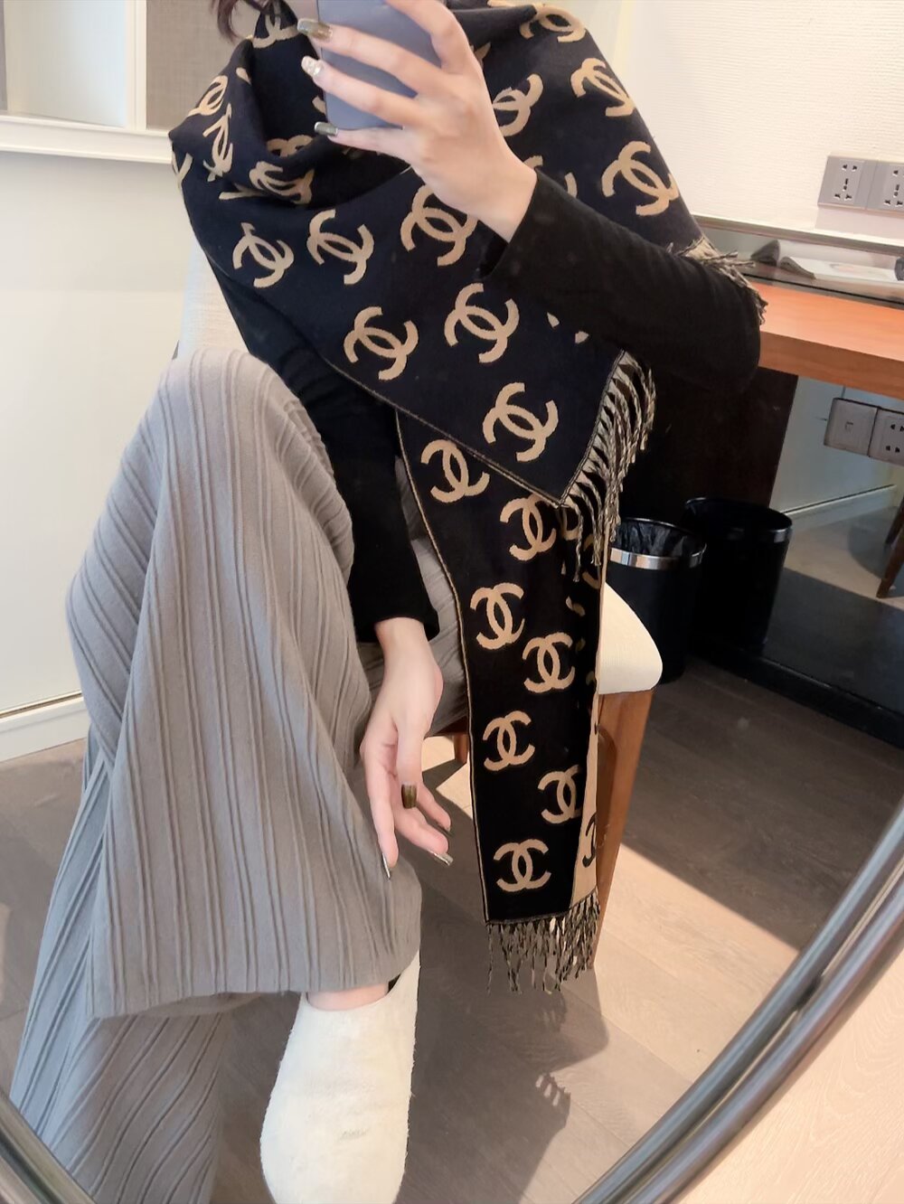 77💰 （Chanel香奈儿）‼抢‼️VIP推荐 ‼️下手一定要快【高端 大爱 ‼️纯羊绒 婴儿触感舒服到飞️女人尤物 货极少 四季都可以用‼️真心美的让人非常非常心动 上身效果简直美翻了 品质非常完美‼️ 整个围巾给人大牌气场的同时又非常精致秀丽绝对值得入手的新款‼️ 实物一拿到就会庆幸自己是女人的绝美好货 值得品鉴‼️完美气质品味Ditails首选VIP们 上‼️70%羊绒+30%真丝