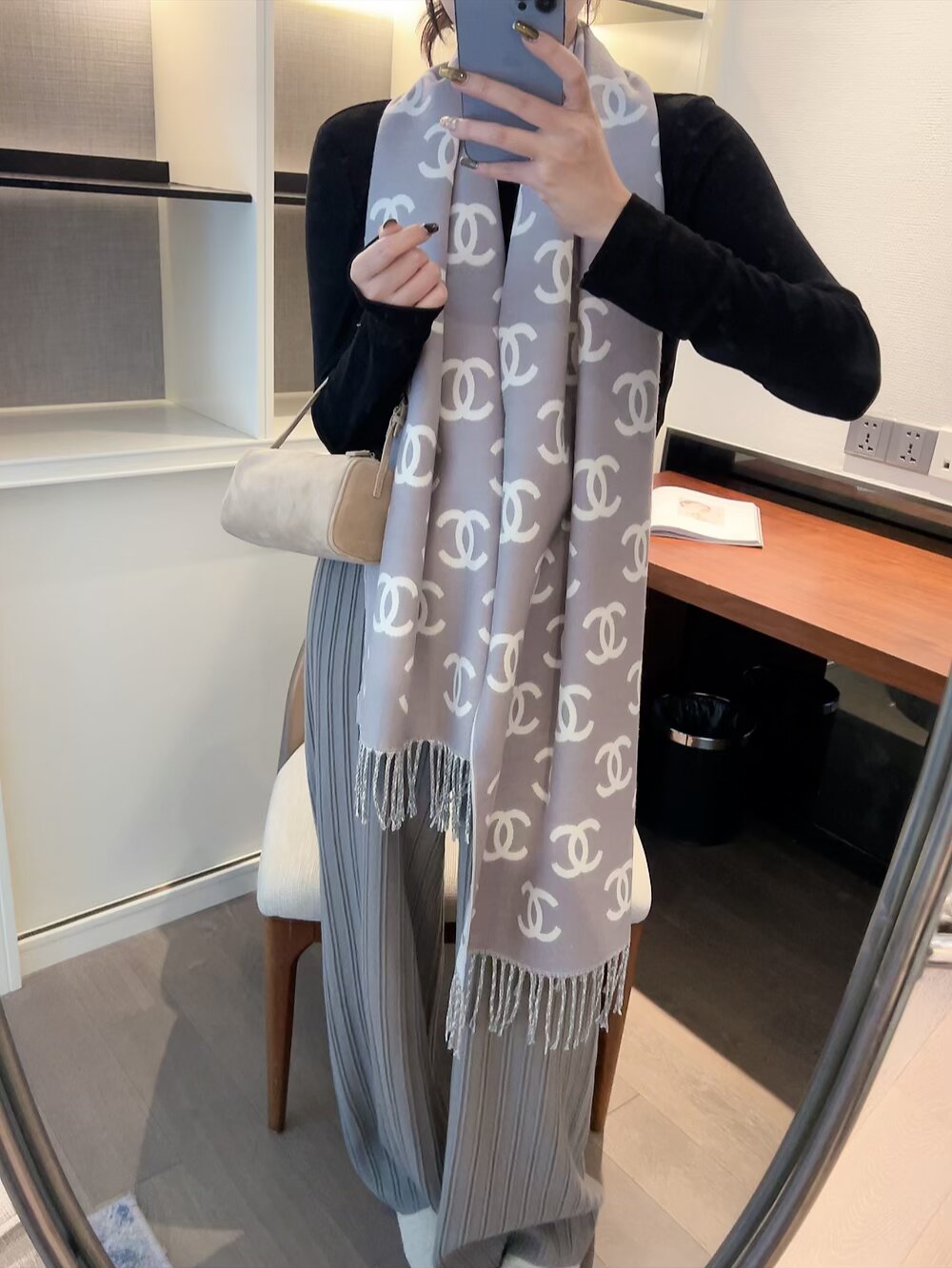 77💰 （Chanel香奈儿）‼抢‼️VIP推荐 ‼️下手一定要快【高端 大爱 ‼️纯羊绒 婴儿触感舒服到飞️女人尤物 货极少 四季都可以用‼️真心美的让人非常非常心动 上身效果简直美翻了 品质非常完美‼️ 整个围巾给人大牌气场的同时又非常精致秀丽绝对值得入手的新款‼️ 实物一拿到就会庆幸自己是女人的绝美好货 值得品鉴‼️完美气质品味Ditails首选VIP们 上‼️70%羊绒+30%真丝