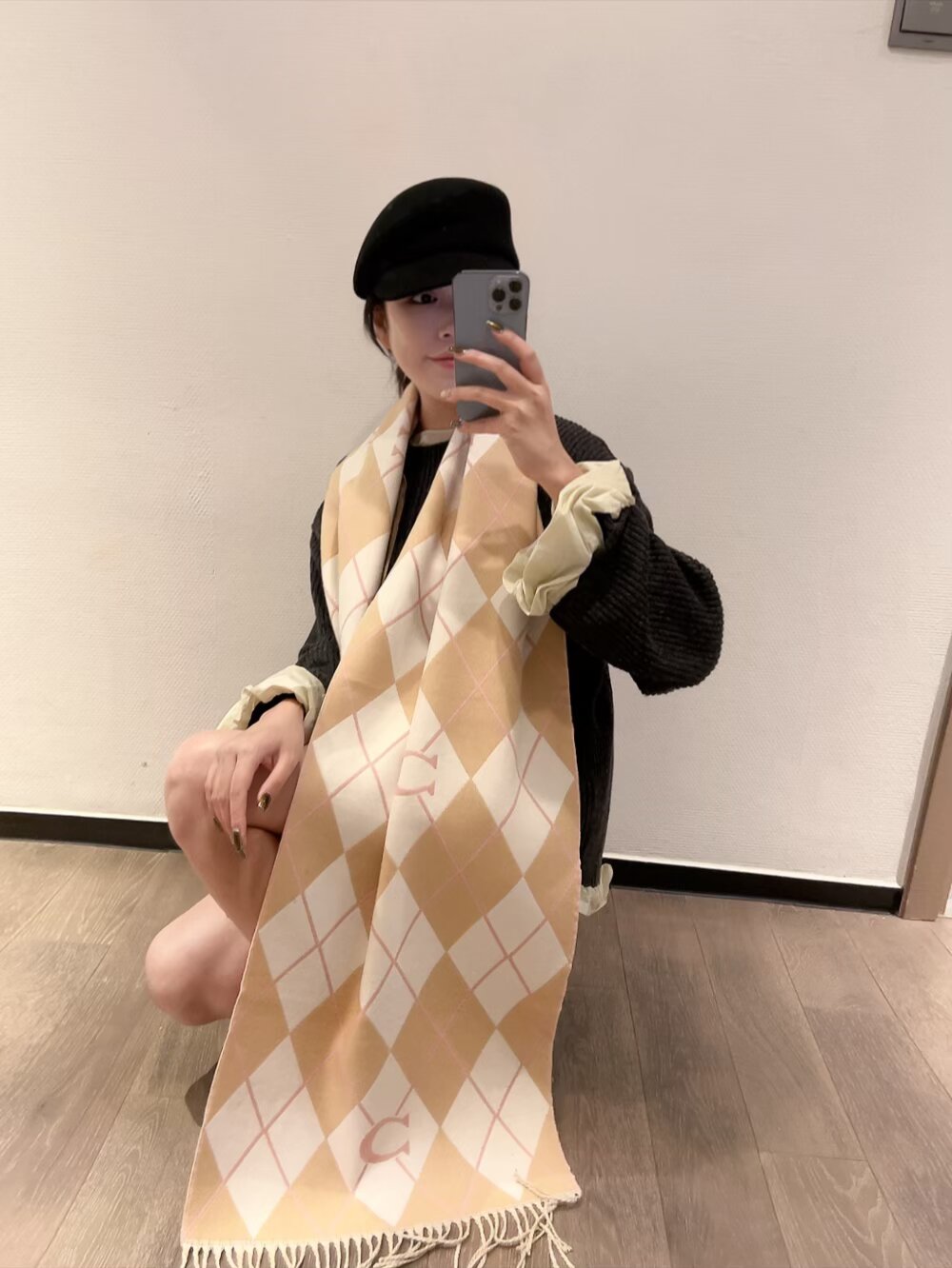 NO:552588,Nu Zan keeps the real products for himself, original orders, and are on sale at the counter at the same time. The price is really unbeatable and a great value!  My mother’s price ~ I bought a very authentic Ferragamo scarf that is definitely worth it ~ I love the fabric, it’s very soft and Ness style, the upper body effect is incomparable, beautiful and simple, the color is super nice, it’s a style that both men and women will like, it’s textured and not ostentatious ~ The last order is a bonus for everyone ~ Classic 40  cm wide cashmere scarf, unisex style, cashmere, size 40*190cm, suitable for formal wear or casual wear. It can be folded in half or hung in a circle. It is stylish for gentlemen and has warm demeanor. Three colors. Ordinary scarf, ordinary scarf, ferragamo19860909怒赞自留真正的尾货,原单,专柜同步在售,这个价格真的无敌超值！亲妈价格~买到绝对值菲拉格慕非常正的围巾~面料大爱,非常柔软很奈斯的风格,上身效果无敌好看大气简约,超级好看的配色,男女都会喜欢的款吧,有质感不张扬~尾单余一丢丢福利大家~经典的40cm宽羊绒围巾男女通用款式,羊绒,规格40*190cm搭配正装或者搭配休闲装都很合适~对折挂围或者绕圈围都完全可以,绅士有型~有温度的风度三个色.普通围巾,普通围巾,ferragamo,scarf