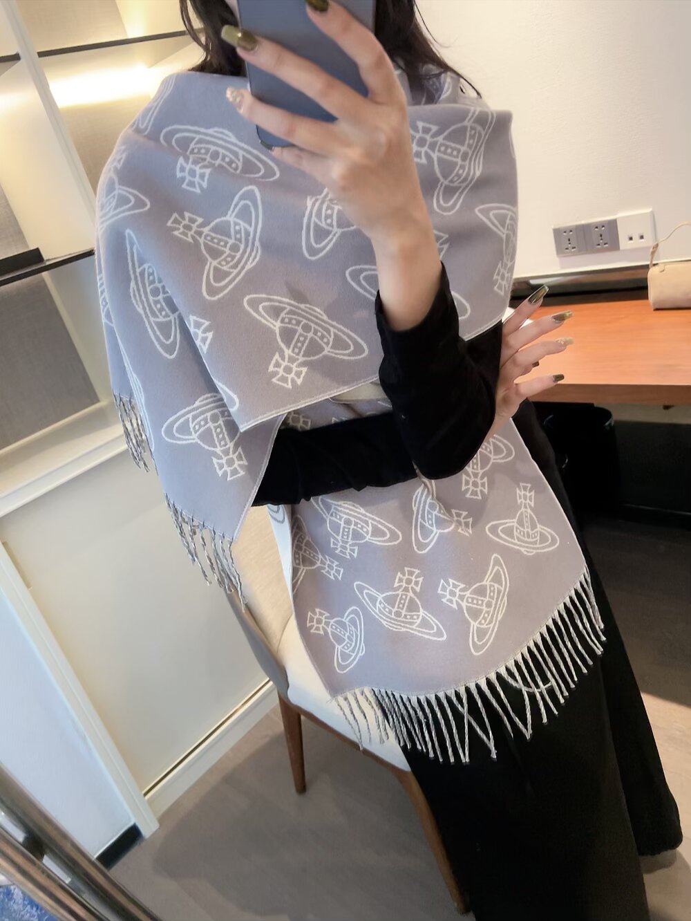 NO:552640,Batch British punk godmother 'Vivienne Westwood' loves Saturn. Spiritually, Vivenne Westwood is the fashion brand that best represents the British. A product strongly recommended this season. Big 'Saturn' Logo jacquard, the meaning of Saturn is also consistent with the design concept of the Queen Mother. The fabric is made of 95 most tensile wool and 5 cashmere. The size is 185* double-sided design, soft to the touch and not irritating, super popular hot style!  ordinary scarf, ordinary scarf19860909批 英国朋克教母“西太后Vivienne Westwood”最爱的土星从精神上,Vivenne Westwood才是最能代表英国人的时尚品牌.本季强推的一款产品.大“土星”Logo提花,土星的意义也是和西太后的设计理念是一致的.面料采用了95最具张力羊毛,5羊绒.尺寸185* 双面设计,手感柔软不扎手,超级受追捧的爆款！普通围巾,普通围巾,scarf