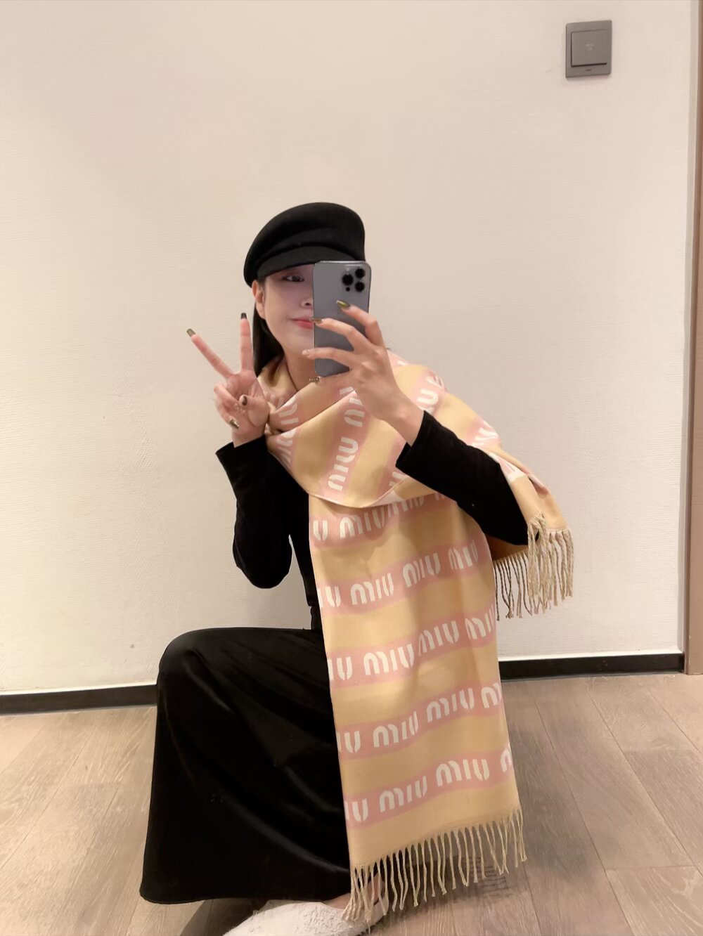 NO:336655,Miumiu is warm and textured cashmere scarf, warming the whole winter, furry and warm, full of autumn and winter atmosphere, high-end and beautiful, size 180 ordinary scarf, ordinary scarf, miumiu19860909批 miumiu又保暖又有质感的羊绒围巾,温暖一整个冬天,毛茸茸的好温暖,秋冬氛围感拉满,高级又好看,尺寸180普通围巾,普通围巾,miumiu,scarf